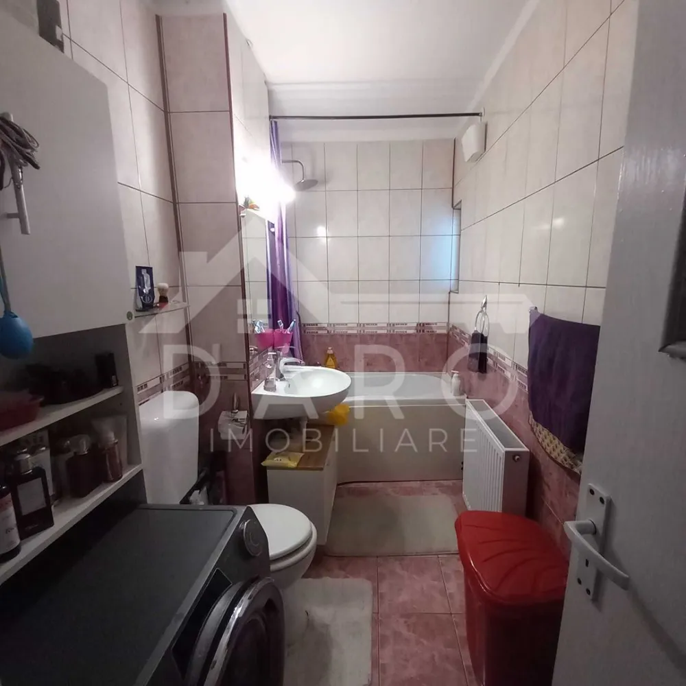 Vand apartame,2 canere - 🏡 Vânzare apartament 2 camere – Dâmbu Pietros | 58 mp
Se oferă spre vânzare apartament cu 2 camere, confort 1, situat în cartierul Dâmbu Pietros, la etajul 9 din 10.
📐 Suprafață: 58 mp
📐 Compartimentare practică, cu hol pătrat, oferind un spațiu aerisit și funcțional.
Avantaje zonă:
📍 cartier liniștit și bine organizat
📍 numeroase parcuri și spații verzi
📍 magazine alimentare și supermarketuri în apropiere
📍 stații de transport public cu acces rapid către toate zonele orașului
📍 școli și grădinițe în apropiere
📍 farmacii, bănci și servicii utile pentru viața de zi cu zi
Ideal pentru locuit sau pentru investiție.
🤝 Proprietate promovată prin DARO Imobiliare
💳 Vrei să cumperi această locuință?
Prin Kiwi Finance te ajutăm să obții finanțarea potrivită:
✔ analiză GRATUITĂ a eligibilității
✔ acces la oferte de la peste 12 bănci
✔ negocierea dobânzii în favoarea ta
✔ suport complet până la semnarea contractului
📞 Detalii și vizionări:
Coman Maria – DARO Imobiliare & Kiwi Finance
📱 0749 535 729
🔑 DARO Imobiliare – găsim proprietatea potrivită.
💳 Kiwi Finance – obținem creditul pentru a o cumpăra.