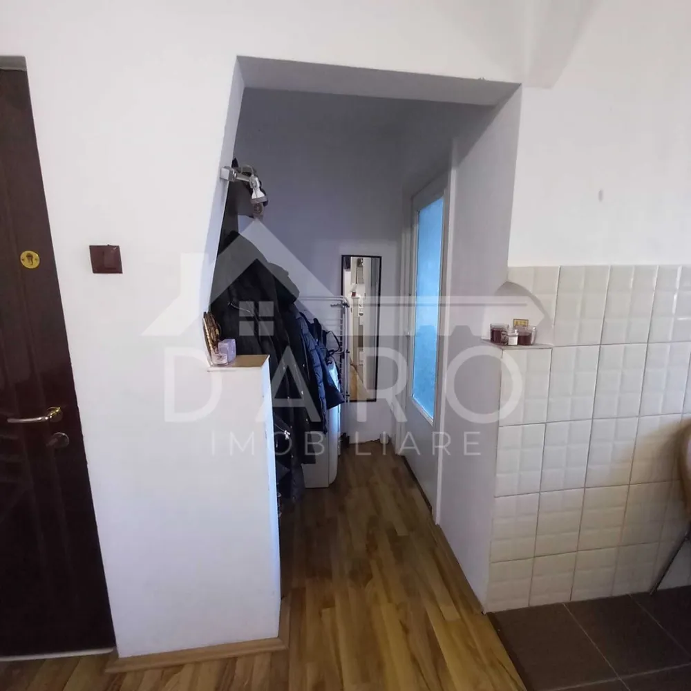 Vand apartame,2 canere - 🏡 Vânzare apartament 2 camere – Dâmbu Pietros | 58 mp
Se oferă spre vânzare apartament cu 2 camere, confort 1, situat în cartierul Dâmbu Pietros, la etajul 9 din 10.
📐 Suprafață: 58 mp
📐 Compartimentare practică, cu hol pătrat, oferind un spațiu aerisit și funcțional.
Avantaje zonă:
📍 cartier liniștit și bine organizat
📍 numeroase parcuri și spații verzi
📍 magazine alimentare și supermarketuri în apropiere
📍 stații de transport public cu acces rapid către toate zonele orașului
📍 școli și grădinițe în apropiere
📍 farmacii, bănci și servicii utile pentru viața de zi cu zi
Ideal pentru locuit sau pentru investiție.
🤝 Proprietate promovată prin DARO Imobiliare
💳 Vrei să cumperi această locuință?
Prin Kiwi Finance te ajutăm să obții finanțarea potrivită:
✔ analiză GRATUITĂ a eligibilității
✔ acces la oferte de la peste 12 bănci
✔ negocierea dobânzii în favoarea ta
✔ suport complet până la semnarea contractului
📞 Detalii și vizionări:
Coman Maria – DARO Imobiliare & Kiwi Finance
📱 0749 535 729
🔑 DARO Imobiliare – găsim proprietatea potrivită.
💳 Kiwi Finance – obținem creditul pentru a o cumpăra.