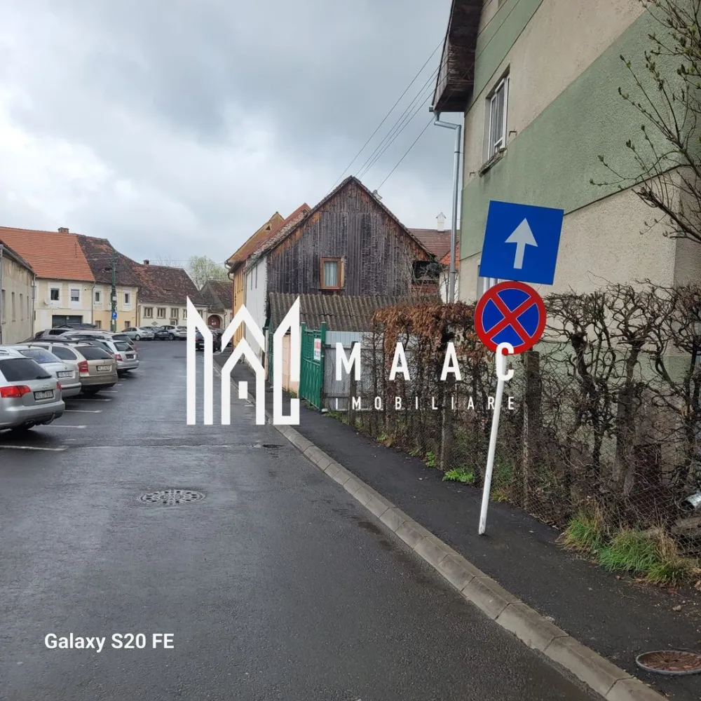 Cisnadie I Central I Casa de renovat I 500 mp teren - MAAC Imobiliare, care oferă spre vânzare Central, la 50 de metri de piața din Cisnădie, o casă cu o suprafață utilă de 97,98 metri pătrați, pivniță construită în suprafață de 33,50 metri pătrați, anexe din cărămidă cu suprafață de 15,23 metri pătrați, anexe de lemn în suprafață construită de 24,64 metri pătrați și 470 de metri pătrați de teren curte, momentan aranjată ca grădină de legume. Exista acces auto pana la casa, dar si un garaj inchis cu usi metalice.

Pentru mai multe detalii precizati telefonic ca ati vazut anuntul cu ID CP3015346