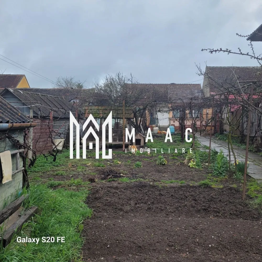 Cisnadie I Central I Casa de renovat I 500 mp teren - MAAC Imobiliare, care oferă spre vânzare Central, la 50 de metri de piața din Cisnădie, o casă cu o suprafață utilă de 97,98 metri pătrați, pivniță construită în suprafață de 33,50 metri pătrați, anexe din cărămidă cu suprafață de 15,23 metri pătrați, anexe de lemn în suprafață construită de 24,64 metri pătrați și 470 de metri pătrați de teren curte, momentan aranjată ca grădină de legume. Exista acces auto pana la casa, dar si un garaj inchis cu usi metalice.

Pentru mai multe detalii precizati telefonic ca ati vazut anuntul cu ID CP3015346