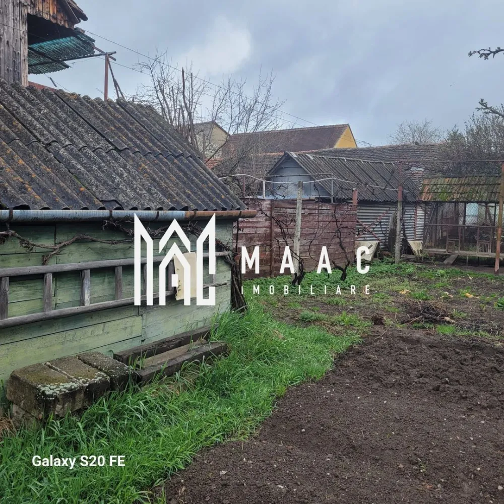 Cisnadie I Central I Casa de renovat I 500 mp teren - MAAC Imobiliare, care oferă spre vânzare Central, la 50 de metri de piața din Cisnădie, o casă cu o suprafață utilă de 97,98 metri pătrați, pivniță construită în suprafață de 33,50 metri pătrați, anexe din cărămidă cu suprafață de 15,23 metri pătrați, anexe de lemn în suprafață construită de 24,64 metri pătrați și 470 de metri pătrați de teren curte, momentan aranjată ca grădină de legume. Exista acces auto pana la casa, dar si un garaj inchis cu usi metalice.

Pentru mai multe detalii precizati telefonic ca ati vazut anuntul cu ID CP3015346