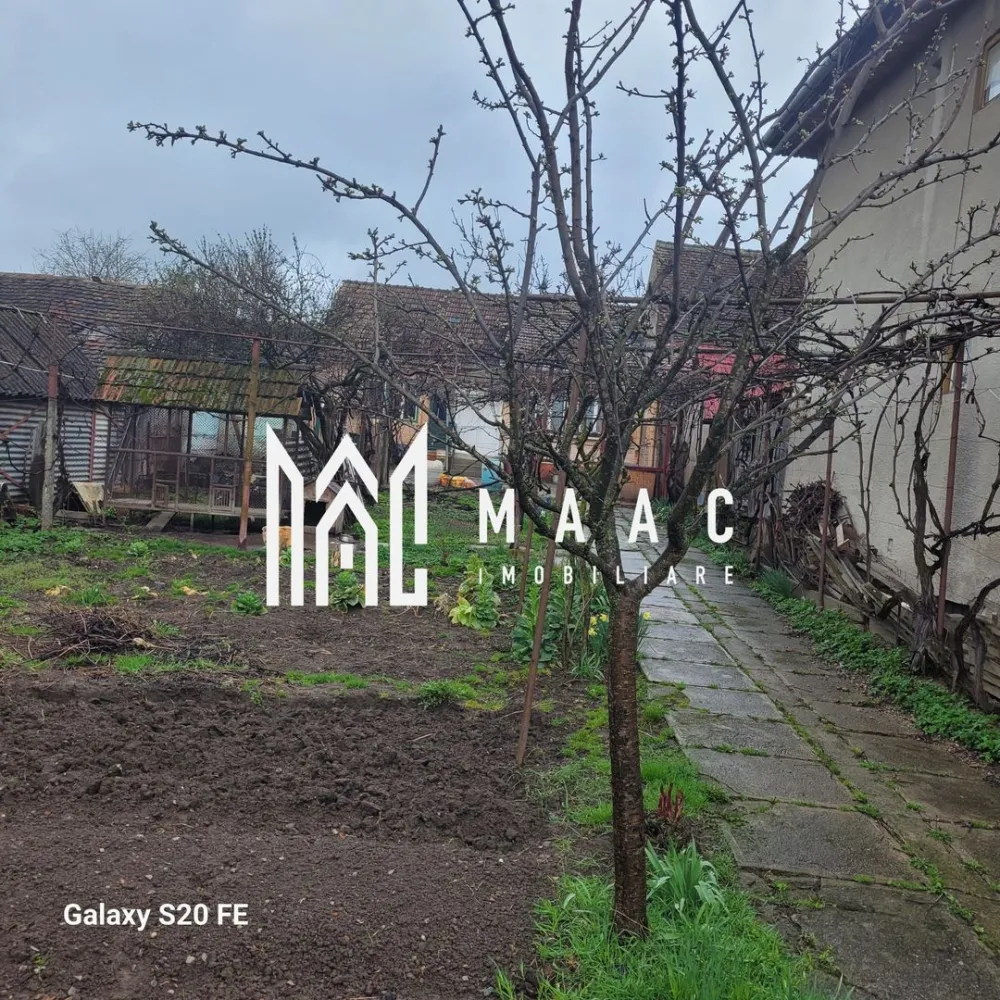 Cisnadie I Central I Casa de renovat I 500 mp teren - MAAC Imobiliare, care oferă spre vânzare Central, la 50 de metri de piața din Cisnădie, o casă cu o suprafață utilă de 97,98 metri pătrați, pivniță construită în suprafață de 33,50 metri pătrați, anexe din cărămidă cu suprafață de 15,23 metri pătrați, anexe de lemn în suprafață construită de 24,64 metri pătrați și 470 de metri pătrați de teren curte, momentan aranjată ca grădină de legume. Exista acces auto pana la casa, dar si un garaj inchis cu usi metalice.

Pentru mai multe detalii precizati telefonic ca ati vazut anuntul cu ID CP3015346