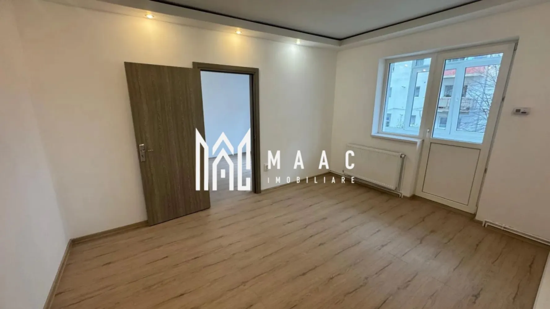 Apartament 3 Camere I ETAJ 1 I La cheie I Rahovei - Maac Imobiliare prezintă spre vânzare un apartament cu 3 camere, situat în cartierul Rahovei, o zonă apreciată pentru accesibilitate și facilități.

Locuința este compartimentată semidecomandat și este poziționată la etajul 1 din 4, oferind un echilibru ideal între confort și accesibilitate. Apartamentul se vinde nemobilat și neutilat, fiind disponibil imediat, ceea ce îți oferă libertatea de a-l amenaja după propriul stil și preferințe.

Compartimentare:

Living
2 dormitoare
Bucătărie
Baie cu geam de aerisire
Hol
Balcon

Avantaje:

Poziționare excelentă, în apropiere de magazine, școli și mijloace de transport în comun
Etaj intermediar, ideal pentru confort termic și acces facil
Spațiu luminos și bine compartimentat
Posibilitate de amenajare după propriul gust
Potrivit atât pentru locuință personală, cât și pentru investiție
Disponibil pentru mutare imediată

O oportunitate bună într-o zonă căutată din Sibiu.

Pentru informații suplimentare și programarea unei vizionări, menționează codul de proprietate: CP3023652.