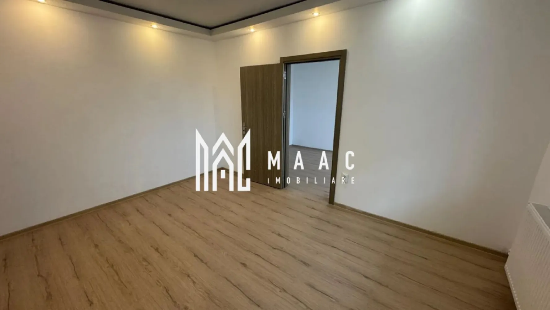 Apartament 3 Camere I ETAJ 1 I La cheie I Rahovei - Maac Imobiliare prezintă spre vânzare un apartament cu 3 camere, situat în cartierul Rahovei, o zonă apreciată pentru accesibilitate și facilități.

Locuința este compartimentată semidecomandat și este poziționată la etajul 1 din 4, oferind un echilibru ideal între confort și accesibilitate. Apartamentul se vinde nemobilat și neutilat, fiind disponibil imediat, ceea ce îți oferă libertatea de a-l amenaja după propriul stil și preferințe.

Compartimentare:

Living
2 dormitoare
Bucătărie
Baie cu geam de aerisire
Hol
Balcon

Avantaje:

Poziționare excelentă, în apropiere de magazine, școli și mijloace de transport în comun
Etaj intermediar, ideal pentru confort termic și acces facil
Spațiu luminos și bine compartimentat
Posibilitate de amenajare după propriul gust
Potrivit atât pentru locuință personală, cât și pentru investiție
Disponibil pentru mutare imediată

O oportunitate bună într-o zonă căutată din Sibiu.

Pentru informații suplimentare și programarea unei vizionări, menționează codul de proprietate: CP3023652.