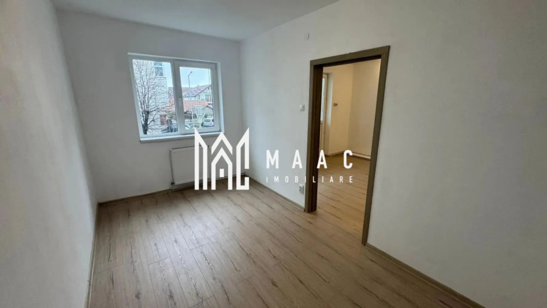 Apartament 3 Camere I ETAJ 1 I La cheie I Rahovei - Maac Imobiliare prezintă spre vânzare un apartament cu 3 camere, situat în cartierul Rahovei, o zonă apreciată pentru accesibilitate și facilități.

Locuința este compartimentată semidecomandat și este poziționată la etajul 1 din 4, oferind un echilibru ideal între confort și accesibilitate. Apartamentul se vinde nemobilat și neutilat, fiind disponibil imediat, ceea ce îți oferă libertatea de a-l amenaja după propriul stil și preferințe.

Compartimentare:

Living
2 dormitoare
Bucătărie
Baie cu geam de aerisire
Hol
Balcon

Avantaje:

Poziționare excelentă, în apropiere de magazine, școli și mijloace de transport în comun
Etaj intermediar, ideal pentru confort termic și acces facil
Spațiu luminos și bine compartimentat
Posibilitate de amenajare după propriul gust
Potrivit atât pentru locuință personală, cât și pentru investiție
Disponibil pentru mutare imediată

O oportunitate bună într-o zonă căutată din Sibiu.

Pentru informații suplimentare și programarea unei vizionări, menționează codul de proprietate: CP3023652.