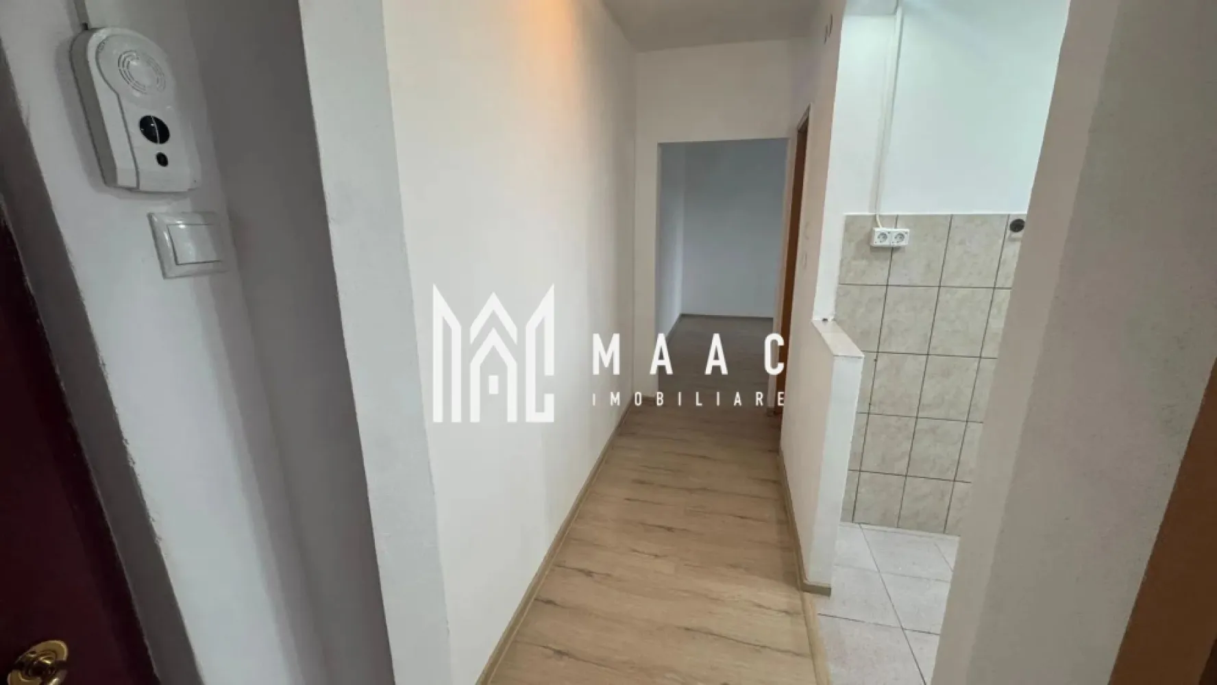 Apartament 3 Camere I ETAJ 1 I La cheie I Rahovei - Maac Imobiliare prezintă spre vânzare un apartament cu 3 camere, situat în cartierul Rahovei, o zonă apreciată pentru accesibilitate și facilități.

Locuința este compartimentată semidecomandat și este poziționată la etajul 1 din 4, oferind un echilibru ideal între confort și accesibilitate. Apartamentul se vinde nemobilat și neutilat, fiind disponibil imediat, ceea ce îți oferă libertatea de a-l amenaja după propriul stil și preferințe.

Compartimentare:

Living
2 dormitoare
Bucătărie
Baie cu geam de aerisire
Hol
Balcon

Avantaje:

Poziționare excelentă, în apropiere de magazine, școli și mijloace de transport în comun
Etaj intermediar, ideal pentru confort termic și acces facil
Spațiu luminos și bine compartimentat
Posibilitate de amenajare după propriul gust
Potrivit atât pentru locuință personală, cât și pentru investiție
Disponibil pentru mutare imediată

O oportunitate bună într-o zonă căutată din Sibiu.

Pentru informații suplimentare și programarea unei vizionări, menționează codul de proprietate: CP3023652.