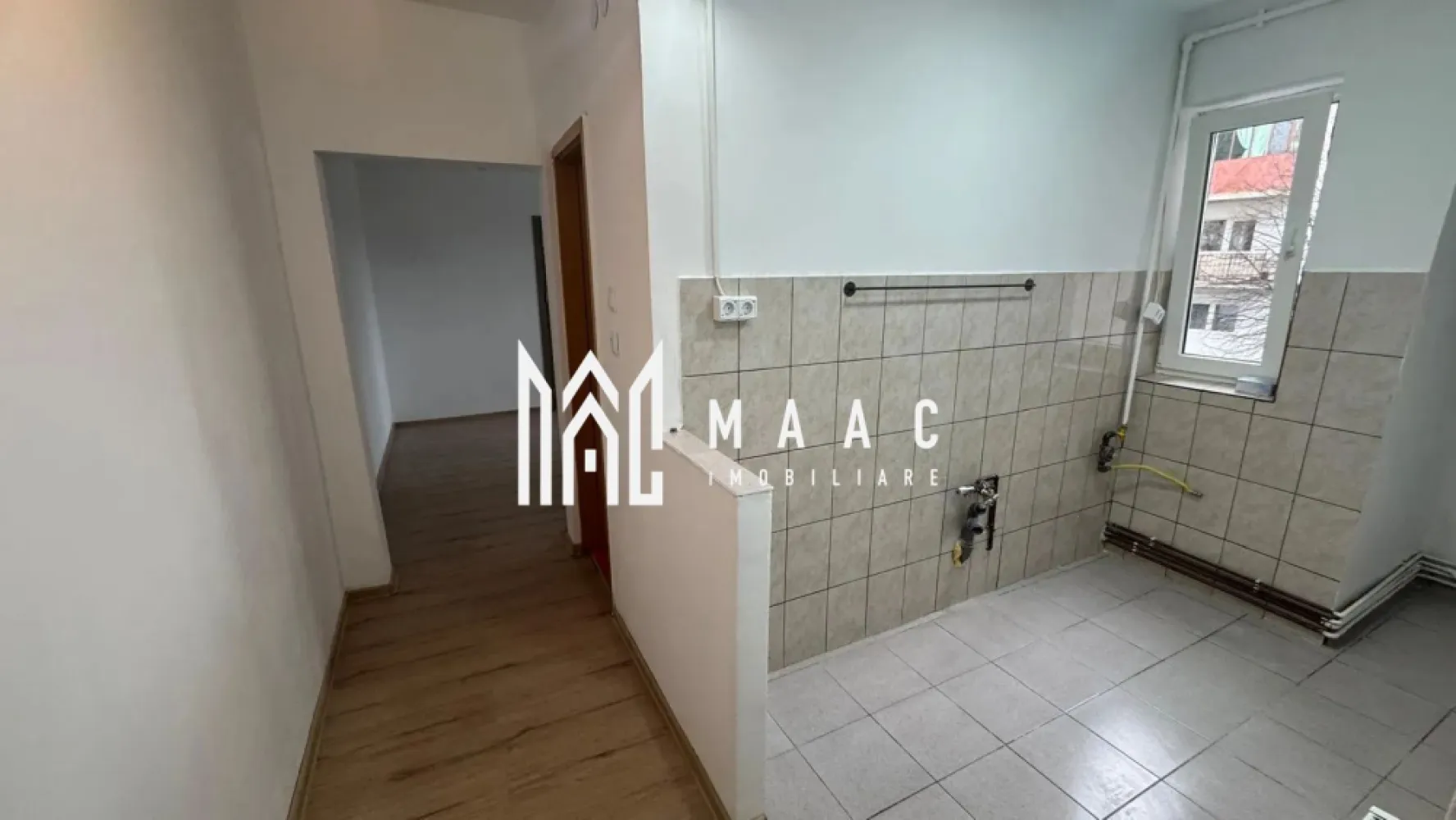 Apartament 3 Camere I ETAJ 1 I La cheie I Rahovei - Maac Imobiliare prezintă spre vânzare un apartament cu 3 camere, situat în cartierul Rahovei, o zonă apreciată pentru accesibilitate și facilități.

Locuința este compartimentată semidecomandat și este poziționată la etajul 1 din 4, oferind un echilibru ideal între confort și accesibilitate. Apartamentul se vinde nemobilat și neutilat, fiind disponibil imediat, ceea ce îți oferă libertatea de a-l amenaja după propriul stil și preferințe.

Compartimentare:

Living
2 dormitoare
Bucătărie
Baie cu geam de aerisire
Hol
Balcon

Avantaje:

Poziționare excelentă, în apropiere de magazine, școli și mijloace de transport în comun
Etaj intermediar, ideal pentru confort termic și acces facil
Spațiu luminos și bine compartimentat
Posibilitate de amenajare după propriul gust
Potrivit atât pentru locuință personală, cât și pentru investiție
Disponibil pentru mutare imediată

O oportunitate bună într-o zonă căutată din Sibiu.

Pentru informații suplimentare și programarea unei vizionări, menționează codul de proprietate: CP3023652.