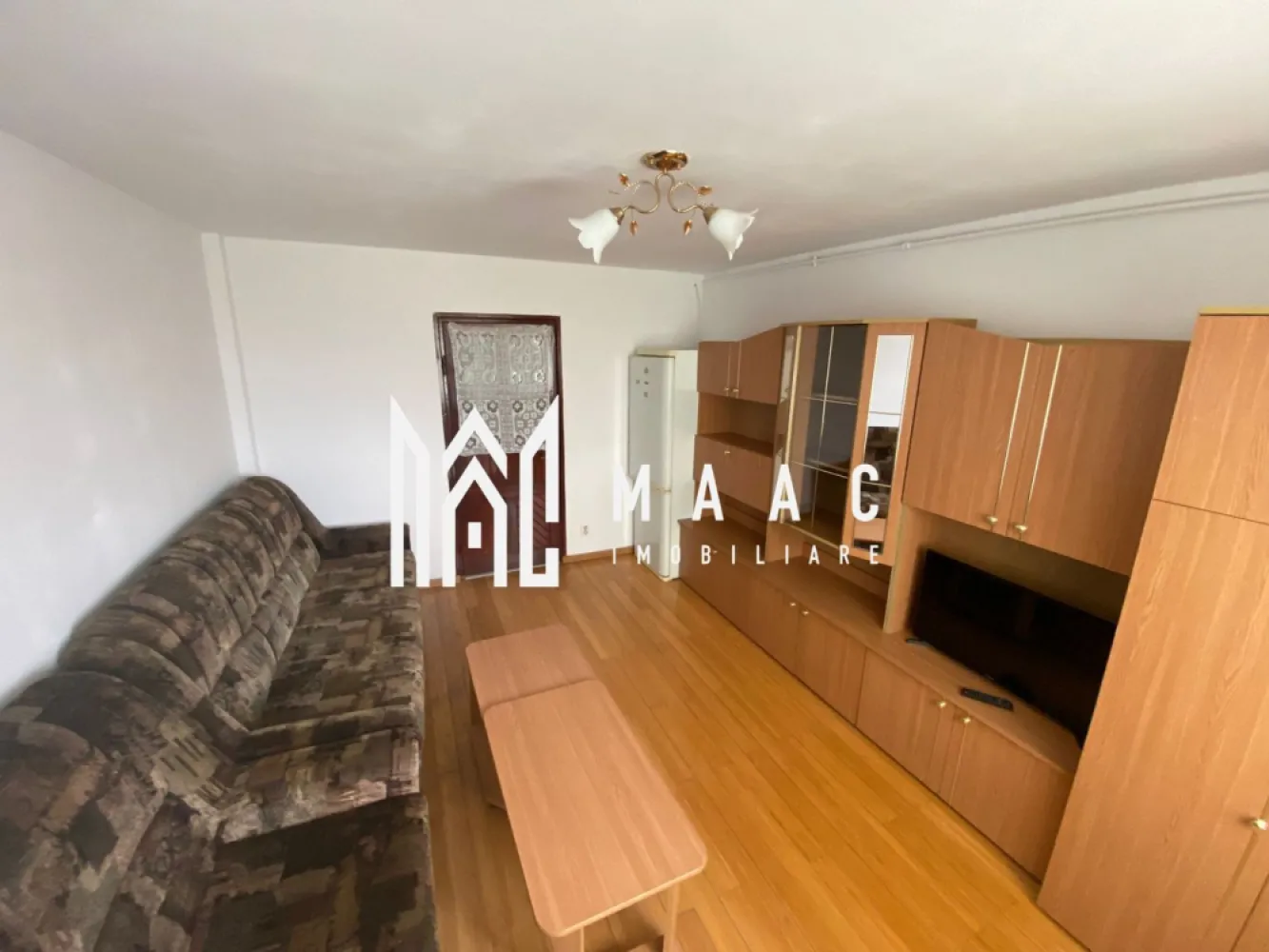 Garsonieră | Mobilată și utilată | Lazaret - Maac Imobiliare prezintă spre vânzare o garsonieră confortabilă, ideală pentru o persoană singură sau un cuplu, situată în zona Lazaret – Compa, o locație apreciată pentru accesibilitate și liniște.

Locuința dispune de o suprafață utilă de 22 mp, fiind eficient compartimentată pentru a oferi un spațiu practic și ușor de întreținut. Se vinde complet mobilată și utilată, fiind pregătită pentru mutare imediată, fără investiții suplimentare.

Zona oferă acces rapid către mijloace de transport în comun, magazine și alte puncte de interes, fiind potrivită atât pentru locuit, cât și pentru investiție.

Avantaje:

compartimentare eficientă
mobilată și utilată complet
zonă liniștită și bine conectată
ideală pentru locuit sau investiție

Pentru mai multe informații, vă rugăm să specificați că ați văzut anunțul cu ID: CP3022665.