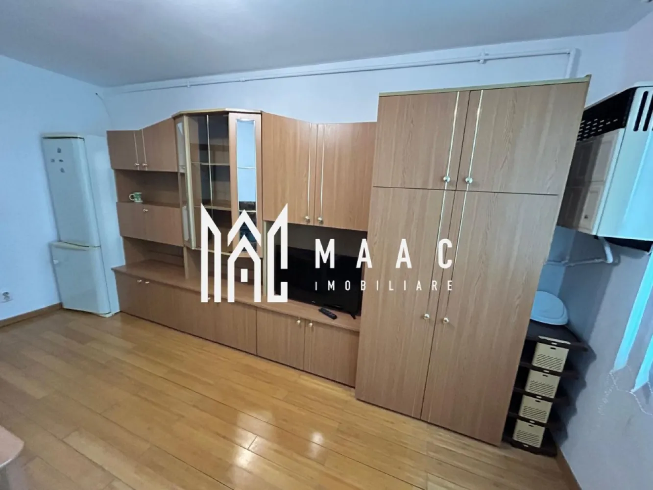 Garsonieră | Mobilată și utilată | Lazaret - Maac Imobiliare prezintă spre vânzare o garsonieră confortabilă, ideală pentru o persoană singură sau un cuplu, situată în zona Lazaret – Compa, o locație apreciată pentru accesibilitate și liniște.

Locuința dispune de o suprafață utilă de 22 mp, fiind eficient compartimentată pentru a oferi un spațiu practic și ușor de întreținut. Se vinde complet mobilată și utilată, fiind pregătită pentru mutare imediată, fără investiții suplimentare.

Zona oferă acces rapid către mijloace de transport în comun, magazine și alte puncte de interes, fiind potrivită atât pentru locuit, cât și pentru investiție.

Avantaje:

compartimentare eficientă
mobilată și utilată complet
zonă liniștită și bine conectată
ideală pentru locuit sau investiție

Pentru mai multe informații, vă rugăm să specificați că ați văzut anunțul cu ID: CP3022665.