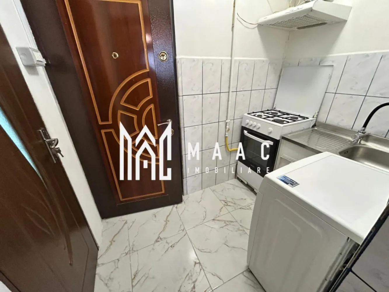 Garsonieră | Mobilată și utilată | Lazaret - Maac Imobiliare prezintă spre vânzare o garsonieră confortabilă, ideală pentru o persoană singură sau un cuplu, situată în zona Lazaret – Compa, o locație apreciată pentru accesibilitate și liniște.

Locuința dispune de o suprafață utilă de 22 mp, fiind eficient compartimentată pentru a oferi un spațiu practic și ușor de întreținut. Se vinde complet mobilată și utilată, fiind pregătită pentru mutare imediată, fără investiții suplimentare.

Zona oferă acces rapid către mijloace de transport în comun, magazine și alte puncte de interes, fiind potrivită atât pentru locuit, cât și pentru investiție.

Avantaje:

compartimentare eficientă
mobilată și utilată complet
zonă liniștită și bine conectată
ideală pentru locuit sau investiție

Pentru mai multe informații, vă rugăm să specificați că ați văzut anunțul cu ID: CP3022665.