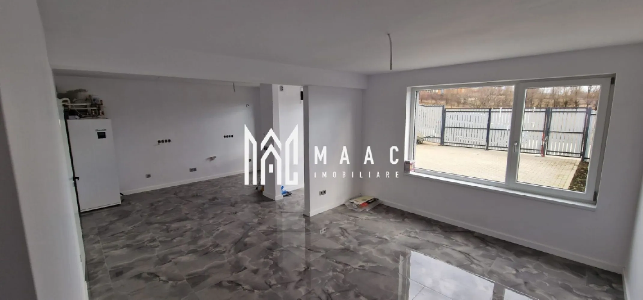 Casă înșiruită I P+E+M I 120 mpu I Curte 80 mp I Cristian - MAAC Imobiliare propune pentru achiziție o proprietate care face parte dintr-un rând de case înșiruite, amplasate la intrarea în localitatea Cristian.

Construcția este realizată din cărămidă, pe fundație de beton, cu planșeu între etaje și scări din beton, acoperiș din structură ușoară de cherestea, izolat cu vata minerală, și izolație exterioară cu polistiren de 10 cm.
An construcție: 2025.

Compartimentare

Parter: living cu bucătărie open space, baie, debara, casa scării
Etaj: 2 dormitoare, baie, debara, hol
Mansardă: 2 camere ce pot fi utilizate ca dormitoare, spații de joacă, birou, activități

Curtea liberă are 80 mp, cu acces auto pentru 2 mașini.

Dotări și utilități

utilități: apă, canal, curent, fără gaz
confort termic și apă caldă asigurate de pompa de căldură
încălzire în pardoseală

Casa se predă la stadiul de cheie, cu toate instalațiile finalizate și funcționale, pereți zugrăviți, podele finisate, obiecte sanitare instalate, uși interioare montate. 

Proprietatea este situată la intrarea în Cristian, într-un ambient plăcut, cu priveliste către vârfurile muntoase și acces facil.

Pentru mai multe detalii, contactați MAAC Imobiliare, specificând ID CP3023462.