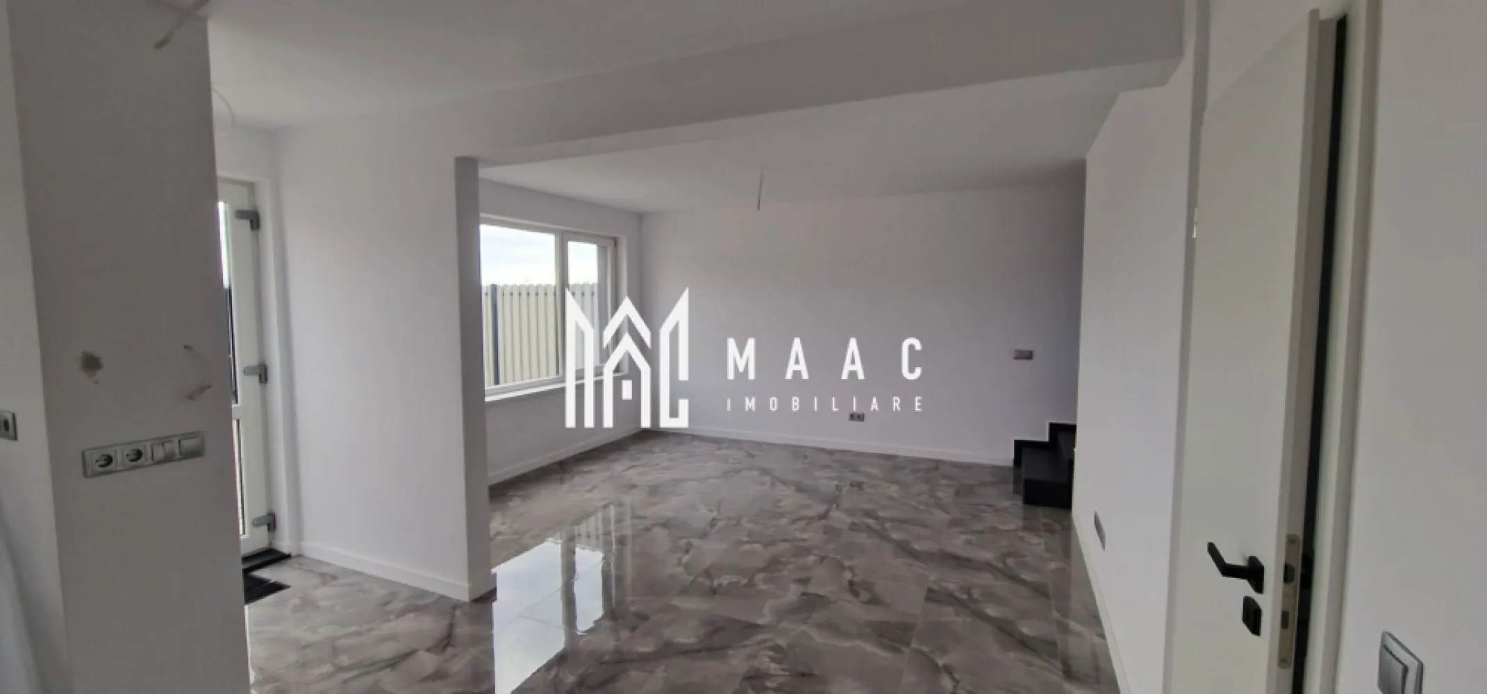 Casă înșiruită I P+E+M I 120 mpu I Curte 80 mp I Cristian - MAAC Imobiliare propune pentru achiziție o proprietate care face parte dintr-un rând de case înșiruite, amplasate la intrarea în localitatea Cristian.

Construcția este realizată din cărămidă, pe fundație de beton, cu planșeu între etaje și scări din beton, acoperiș din structură ușoară de cherestea, izolat cu vata minerală, și izolație exterioară cu polistiren de 10 cm.
An construcție: 2025.

Compartimentare

Parter: living cu bucătărie open space, baie, debara, casa scării
Etaj: 2 dormitoare, baie, debara, hol
Mansardă: 2 camere ce pot fi utilizate ca dormitoare, spații de joacă, birou, activități

Curtea liberă are 80 mp, cu acces auto pentru 2 mașini.

Dotări și utilități

utilități: apă, canal, curent, fără gaz
confort termic și apă caldă asigurate de pompa de căldură
încălzire în pardoseală

Casa se predă la stadiul de cheie, cu toate instalațiile finalizate și funcționale, pereți zugrăviți, podele finisate, obiecte sanitare instalate, uși interioare montate. 

Proprietatea este situată la intrarea în Cristian, într-un ambient plăcut, cu priveliste către vârfurile muntoase și acces facil.

Pentru mai multe detalii, contactați MAAC Imobiliare, specificând ID CP3023462.