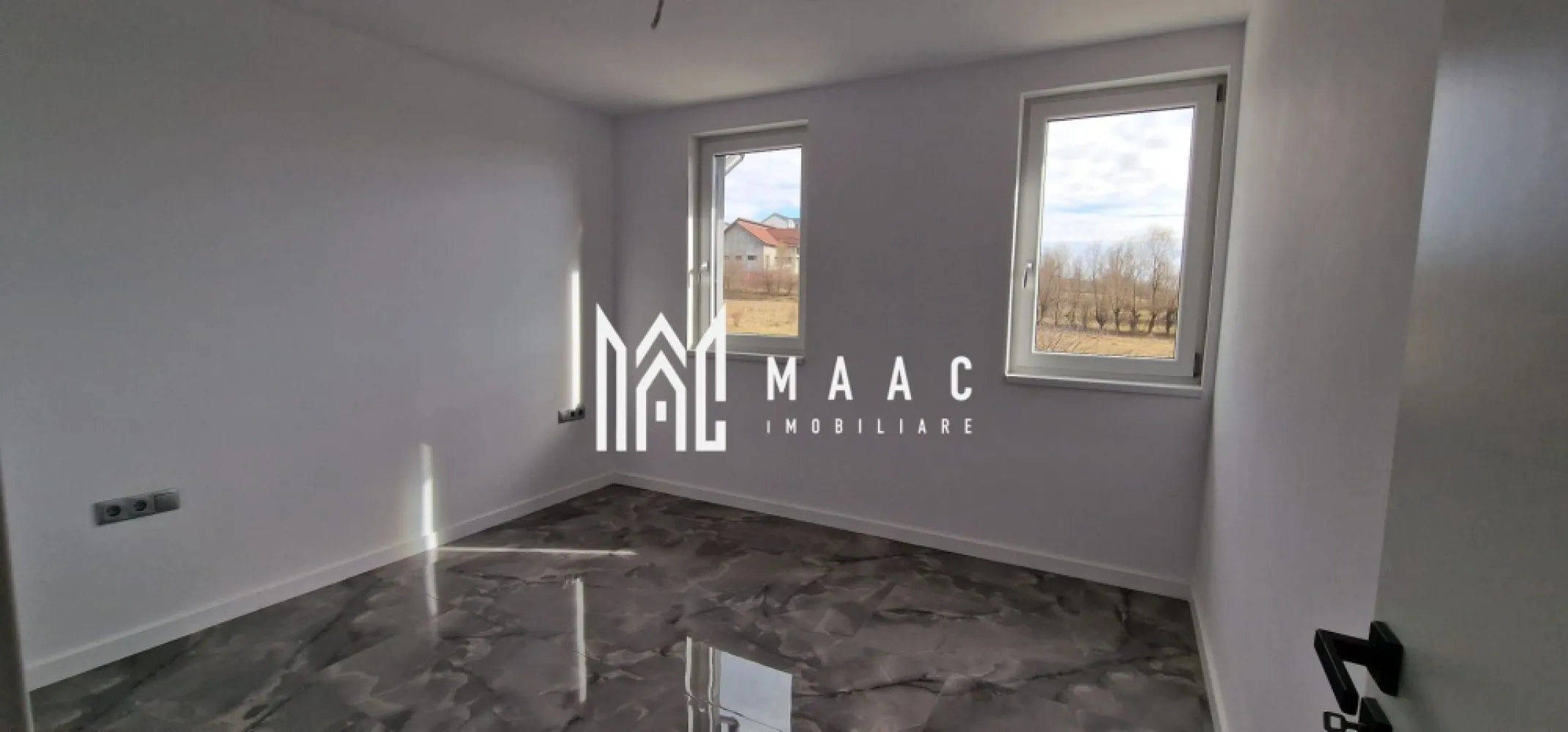 Casă înșiruită I P+E+M I 120 mpu I Curte 80 mp I Cristian - MAAC Imobiliare propune pentru achiziție o proprietate care face parte dintr-un rând de case înșiruite, amplasate la intrarea în localitatea Cristian.

Construcția este realizată din cărămidă, pe fundație de beton, cu planșeu între etaje și scări din beton, acoperiș din structură ușoară de cherestea, izolat cu vata minerală, și izolație exterioară cu polistiren de 10 cm.
An construcție: 2025.

Compartimentare

Parter: living cu bucătărie open space, baie, debara, casa scării
Etaj: 2 dormitoare, baie, debara, hol
Mansardă: 2 camere ce pot fi utilizate ca dormitoare, spații de joacă, birou, activități

Curtea liberă are 80 mp, cu acces auto pentru 2 mașini.

Dotări și utilități

utilități: apă, canal, curent, fără gaz
confort termic și apă caldă asigurate de pompa de căldură
încălzire în pardoseală

Casa se predă la stadiul de cheie, cu toate instalațiile finalizate și funcționale, pereți zugrăviți, podele finisate, obiecte sanitare instalate, uși interioare montate. 

Proprietatea este situată la intrarea în Cristian, într-un ambient plăcut, cu priveliste către vârfurile muntoase și acces facil.

Pentru mai multe detalii, contactați MAAC Imobiliare, specificând ID CP3023462.