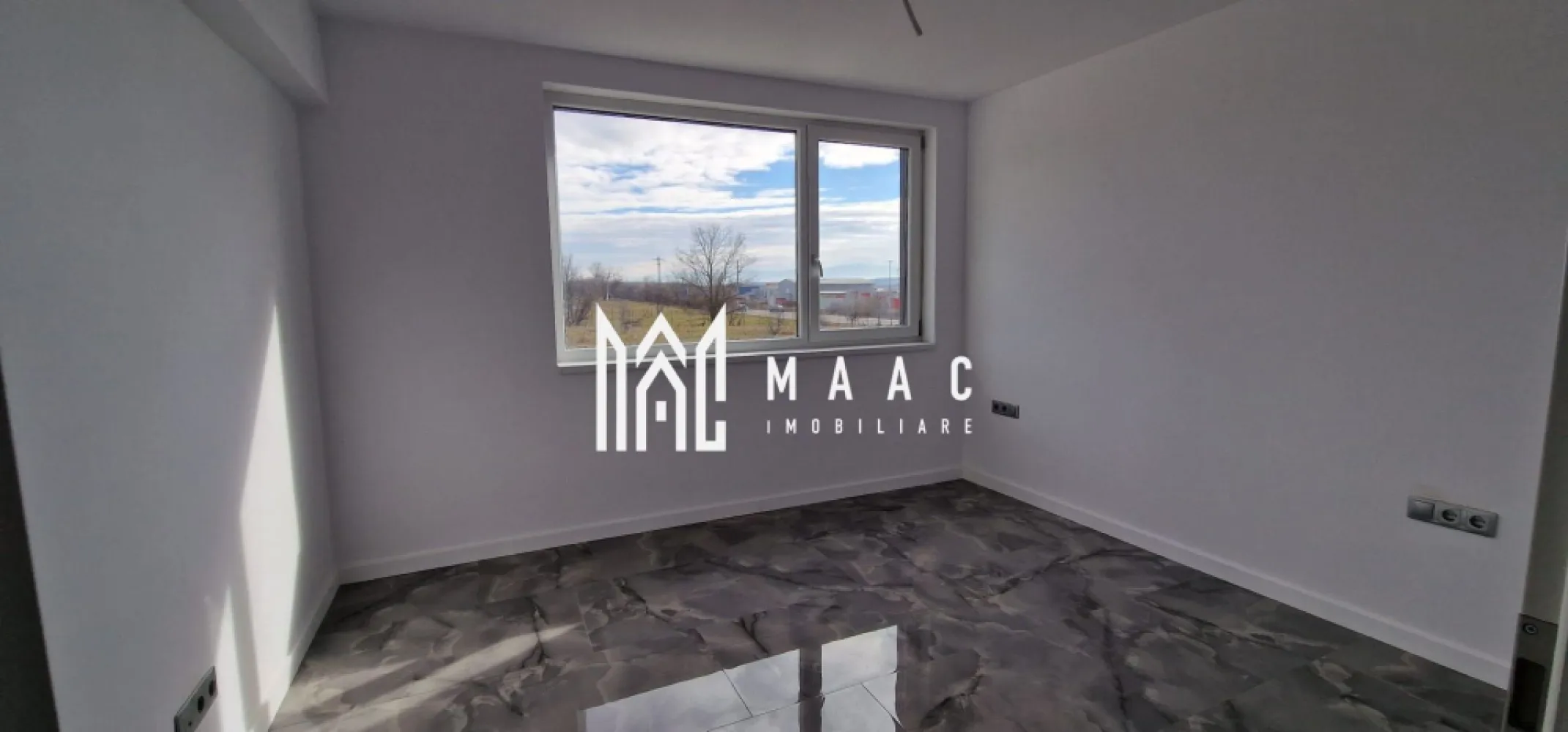 Casă înșiruită I P+E+M I 120 mpu I Curte 80 mp I Cristian - MAAC Imobiliare propune pentru achiziție o proprietate care face parte dintr-un rând de case înșiruite, amplasate la intrarea în localitatea Cristian.

Construcția este realizată din cărămidă, pe fundație de beton, cu planșeu între etaje și scări din beton, acoperiș din structură ușoară de cherestea, izolat cu vata minerală, și izolație exterioară cu polistiren de 10 cm.
An construcție: 2025.

Compartimentare

Parter: living cu bucătărie open space, baie, debara, casa scării
Etaj: 2 dormitoare, baie, debara, hol
Mansardă: 2 camere ce pot fi utilizate ca dormitoare, spații de joacă, birou, activități

Curtea liberă are 80 mp, cu acces auto pentru 2 mașini.

Dotări și utilități

utilități: apă, canal, curent, fără gaz
confort termic și apă caldă asigurate de pompa de căldură
încălzire în pardoseală

Casa se predă la stadiul de cheie, cu toate instalațiile finalizate și funcționale, pereți zugrăviți, podele finisate, obiecte sanitare instalate, uși interioare montate. 

Proprietatea este situată la intrarea în Cristian, într-un ambient plăcut, cu priveliste către vârfurile muntoase și acces facil.

Pentru mai multe detalii, contactați MAAC Imobiliare, specificând ID CP3023462.