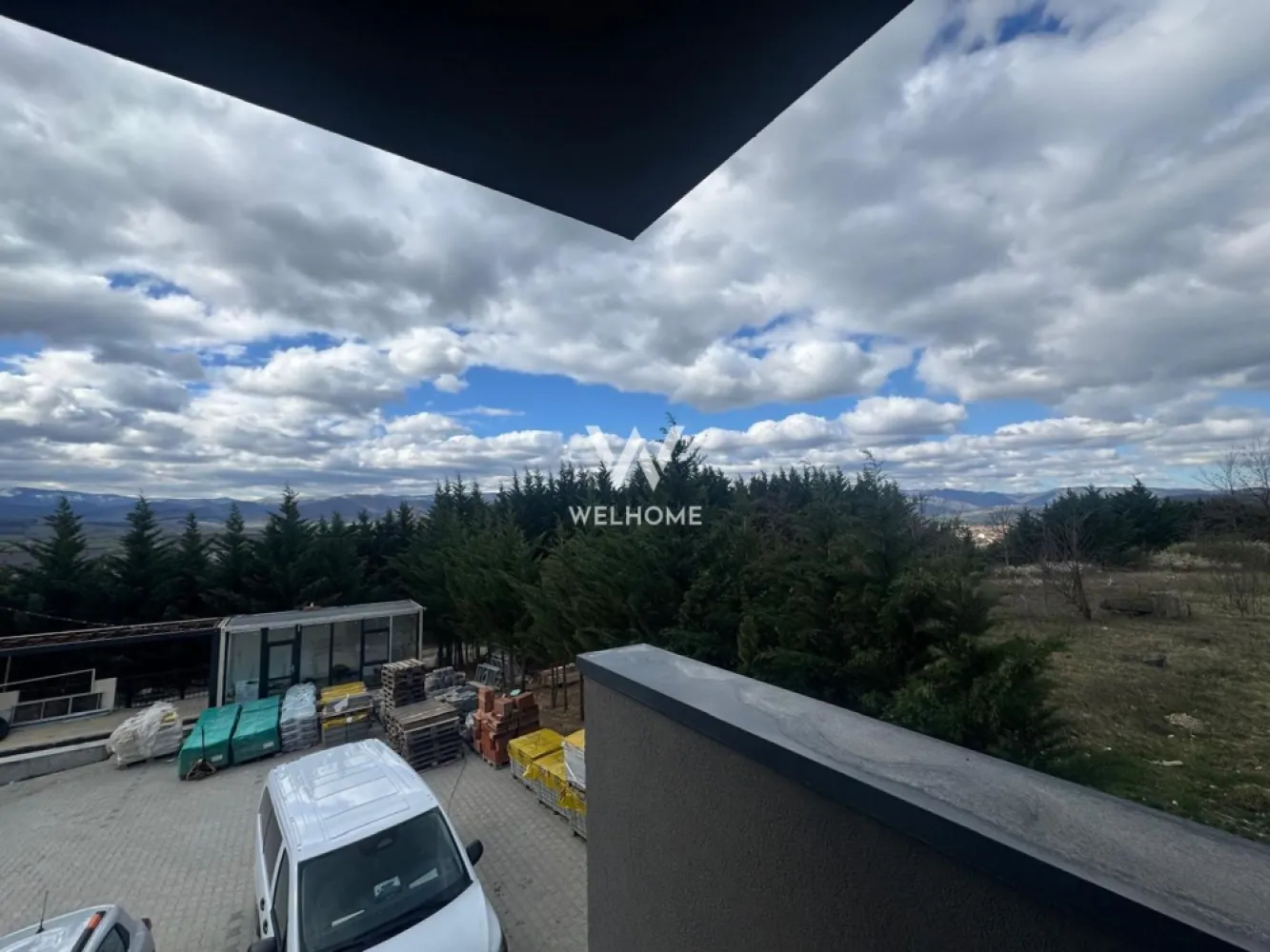 Apartament 3 camere la vila, Sibiu, Cristian - COMISION ZERO Situat într-un ansamblu rezidențial nou, la doar câteva minute de Sibiu, într-o zonă în plină dezvoltare, cu acces facil către oraș și natură deopotrivă. Suprafață utilă: 61 m² Compartimentare: Hol, living+bucatarie, doua bai si doua dormitoare. Iesire pe balcon atat din living cat si din unul dintre dormitoare. Încălzire eficientă cu pompă de căldură – ideală pentru un consum redus Daca se doreste se poate preda si LA CHEIE, cu finisaje moderne: gresie, parchet, faianță, uși interioare Preț: LA ALB : 90000 euro + TVA LA CHEIE: 100000 euro +TVA Termen de predare apartamente: MAI 2026 Tot ce trebuie să faci este să te imaginezi în noul tău apartament – iar de restul ne ocupăm noi. Detalii si vizionari: 0752.088.381 Roxana