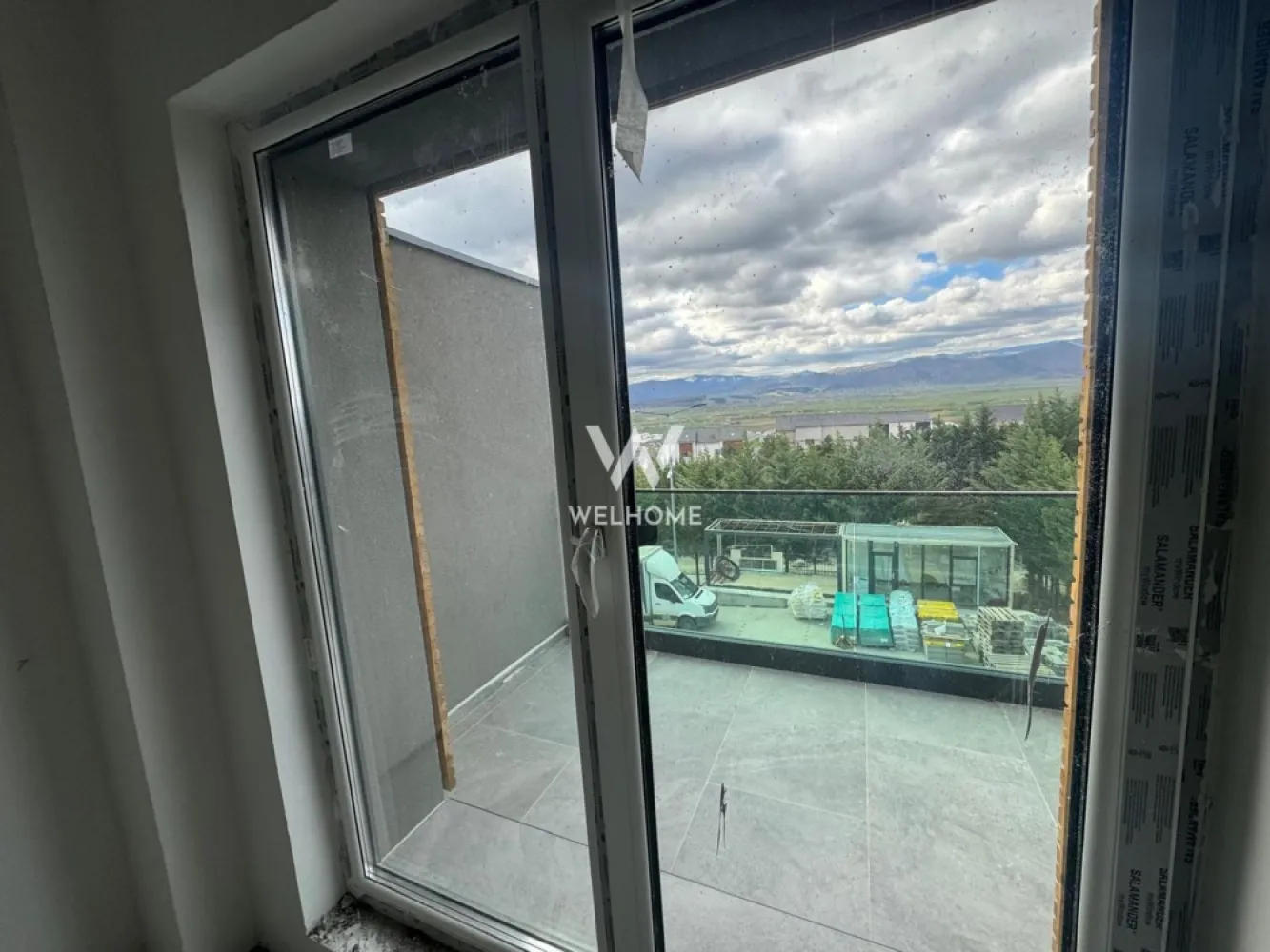 Apartament 3 camere la vila, Sibiu, Cristian - COMISION ZERO Situat într-un ansamblu rezidențial nou, la doar câteva minute de Sibiu, într-o zonă în plină dezvoltare, cu acces facil către oraș și natură deopotrivă. Suprafață utilă: 61 m² Compartimentare: Hol, living+bucatarie, doua bai si doua dormitoare. Iesire pe balcon atat din living cat si din unul dintre dormitoare. Încălzire eficientă cu pompă de căldură – ideală pentru un consum redus Daca se doreste se poate preda si LA CHEIE, cu finisaje moderne: gresie, parchet, faianță, uși interioare Preț: LA ALB : 90000 euro + TVA LA CHEIE: 100000 euro +TVA Termen de predare apartamente: MAI 2026 Tot ce trebuie să faci este să te imaginezi în noul tău apartament – iar de restul ne ocupăm noi. Detalii si vizionari: 0752.088.381 Roxana