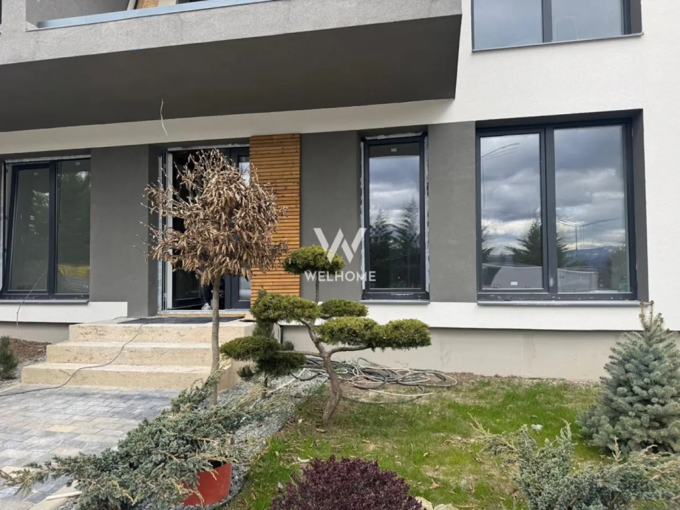 Apartament 3 camere la vila, Sibiu, Cristian - COMISION ZERO Situat într-un ansamblu rezidențial nou, la doar câteva minute de Sibiu, într-o zonă în plină dezvoltare, cu acces facil către oraș și natură deopotrivă. Suprafață utilă: 61 m² Compartimentare: Hol, living+bucatarie, doua bai si doua dormitoare. Iesire pe balcon atat din living cat si din unul dintre dormitoare. Încălzire eficientă cu pompă de căldură – ideală pentru un consum redus Daca se doreste se poate preda si LA CHEIE, cu finisaje moderne: gresie, parchet, faianță, uși interioare Preț: LA ALB : 90000 euro + TVA LA CHEIE: 100000 euro +TVA Termen de predare apartamente: MAI 2026 Tot ce trebuie să faci este să te imaginezi în noul tău apartament – iar de restul ne ocupăm noi. Detalii si vizionari: 0752.088.381 Roxana