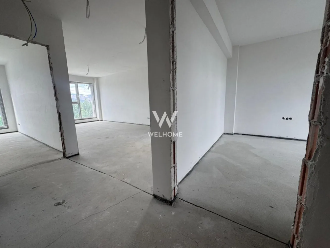 Apartament 3 camere la vila, Sibiu, Cristian - COMISION ZERO Situat într-un ansamblu rezidențial nou, la doar câteva minute de Sibiu, într-o zonă în plină dezvoltare, cu acces facil către oraș și natură deopotrivă. Suprafață utilă: 61 m² Compartimentare: Hol, living+bucatarie, doua bai si doua dormitoare. Iesire pe balcon atat din living cat si din unul dintre dormitoare. Încălzire eficientă cu pompă de căldură – ideală pentru un consum redus Daca se doreste se poate preda si LA CHEIE, cu finisaje moderne: gresie, parchet, faianță, uși interioare Preț: LA ALB : 90000 euro + TVA LA CHEIE: 100000 euro +TVA Termen de predare apartamente: MAI 2026 Tot ce trebuie să faci este să te imaginezi în noul tău apartament – iar de restul ne ocupăm noi. Detalii si vizionari: 0752.088.381 Roxana