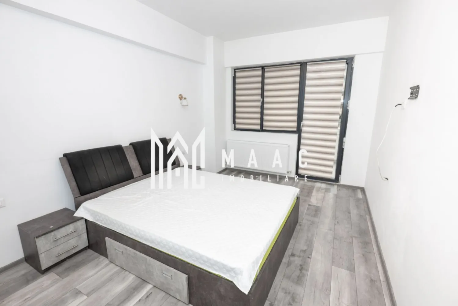 APARTAMENT 2 CAMERE MOBILAT| DEM RADULESCU| ETAJ 1| LOC PARCARE INCLUS - MAAC Imobiliare vă propune spre vânzare un apartament modern, situat în zona Dem Rădulescu, Râmnicu Vâlcea

Vă prezentăm un apartament confortabil și bine compartimentat, amplasat la etajul 1 al unui imobil situat într-una dintre cele mai căutate zone din Râmnicu Vâlcea – bulevardul Dem Rădulescu.

Locuința beneficiază de orientare estică, oferind lumină naturală pe tot parcursul dimineții și o priveliște plăcută către bulevard.

Compartimentare:

Living spațios
Dormitor
Bucătărie închisă
Baie
Hol
Balcon generos

Apartamentul se vinde complet mobilat și utilat, exact ca în fotografii, fiind pregătit pentru mutare imediată.

Dotări și beneficii:

Centrală termică proprie cu încălzire prin calorifere
Loc de parcare inclus
Etaj 1 – acces facil
Zonă modernă, cu acces rapid la facilități

Preț: 105.000 euro

Pentru mai multe detalii și programarea unei vizionări, vă rugăm să contactați MAAC Imobiliare.