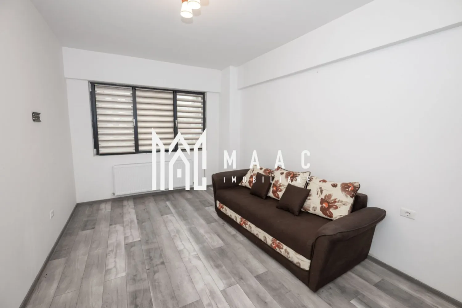 APARTAMENT 2 CAMERE MOBILAT| DEM RADULESCU| ETAJ 1| LOC PARCARE INCLUS - MAAC Imobiliare vă propune spre vânzare un apartament modern, situat în zona Dem Rădulescu, Râmnicu Vâlcea

Vă prezentăm un apartament confortabil și bine compartimentat, amplasat la etajul 1 al unui imobil situat într-una dintre cele mai căutate zone din Râmnicu Vâlcea – bulevardul Dem Rădulescu.

Locuința beneficiază de orientare estică, oferind lumină naturală pe tot parcursul dimineții și o priveliște plăcută către bulevard.

Compartimentare:

Living spațios
Dormitor
Bucătărie închisă
Baie
Hol
Balcon generos

Apartamentul se vinde complet mobilat și utilat, exact ca în fotografii, fiind pregătit pentru mutare imediată.

Dotări și beneficii:

Centrală termică proprie cu încălzire prin calorifere
Loc de parcare inclus
Etaj 1 – acces facil
Zonă modernă, cu acces rapid la facilități

Preț: 105.000 euro

Pentru mai multe detalii și programarea unei vizionări, vă rugăm să contactați MAAC Imobiliare.