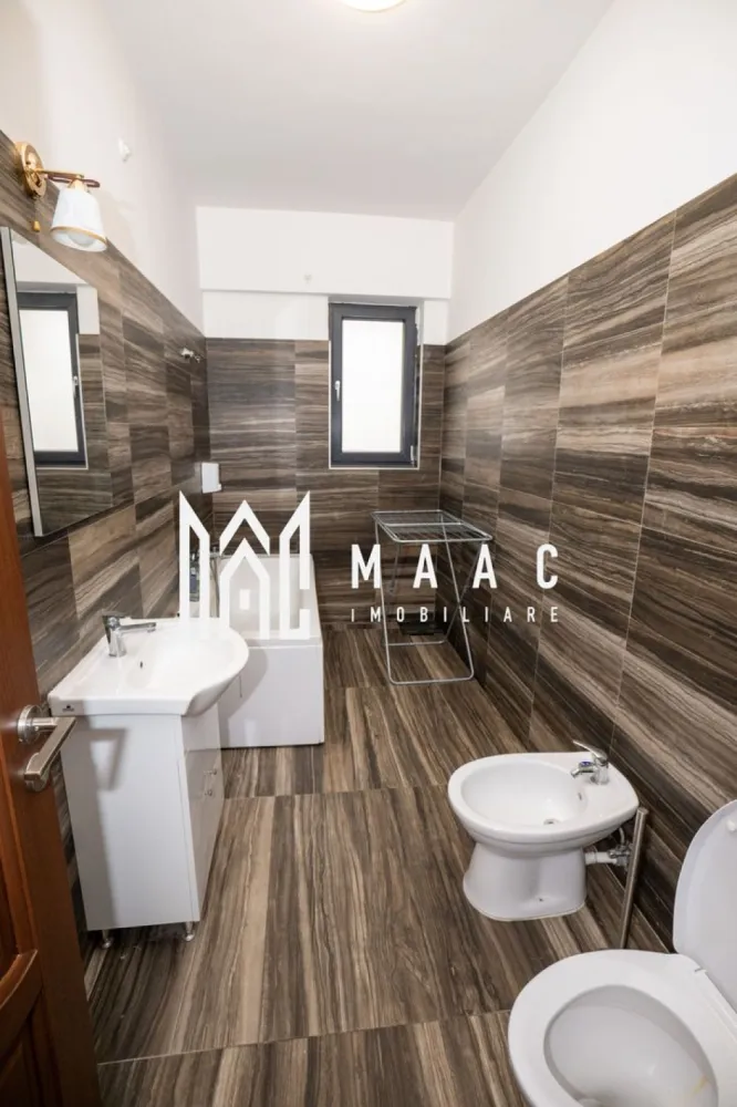 APARTAMENT 2 CAMERE MOBILAT| DEM RADULESCU| ETAJ 1| LOC PARCARE INCLUS - MAAC Imobiliare vă propune spre vânzare un apartament modern, situat în zona Dem Rădulescu, Râmnicu Vâlcea

Vă prezentăm un apartament confortabil și bine compartimentat, amplasat la etajul 1 al unui imobil situat într-una dintre cele mai căutate zone din Râmnicu Vâlcea – bulevardul Dem Rădulescu.

Locuința beneficiază de orientare estică, oferind lumină naturală pe tot parcursul dimineții și o priveliște plăcută către bulevard.

Compartimentare:

Living spațios
Dormitor
Bucătărie închisă
Baie
Hol
Balcon generos

Apartamentul se vinde complet mobilat și utilat, exact ca în fotografii, fiind pregătit pentru mutare imediată.

Dotări și beneficii:

Centrală termică proprie cu încălzire prin calorifere
Loc de parcare inclus
Etaj 1 – acces facil
Zonă modernă, cu acces rapid la facilități

Preț: 105.000 euro

Pentru mai multe detalii și programarea unei vizionări, vă rugăm să contactați MAAC Imobiliare.