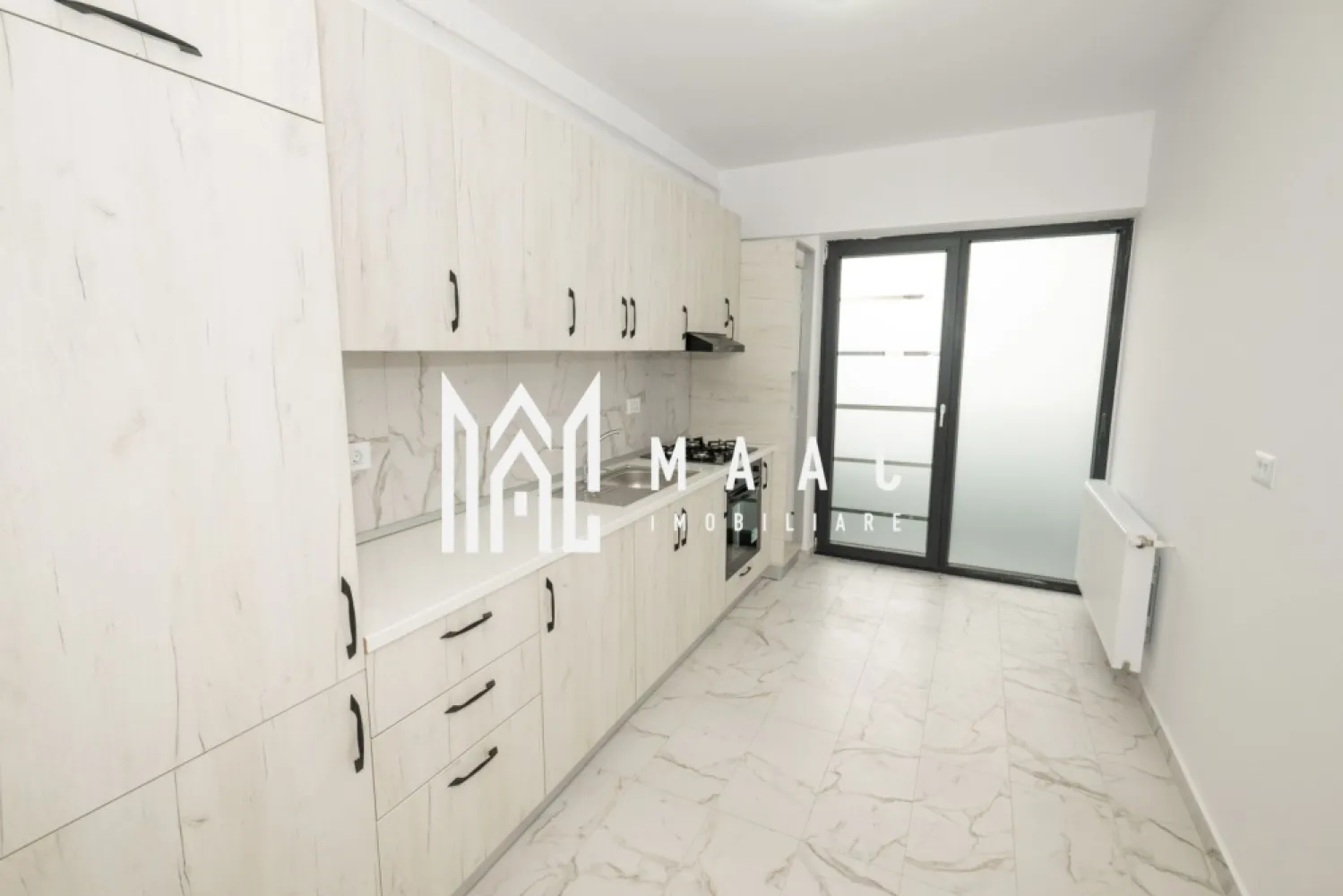 GARSONIERA MOBILATA| PARTER| BLOC 2025| PARCARE INCLUSA - MAAC Imobiliare vă propune spre vânzare o garsonieră modernă, situată pe strada Ostroveni, Râmnicu Vâlcea

Vă prezentăm o garsonieră cochetă, amplasată la parterul unui bloc nou cu 3 etaje, ideală atât pentru locuit, cât și pentru investiție.

Locuința are o suprafață totală de 37 mp, fiind eficient compartimentată astfel:

Living: 14,6 mp
Bucătărie: 10,7 mp
Hol: 3,6 mp
Baie: 4 mp
Balcon: 4 mp

Garsoniera se vinde complet mobilată și utilată, fiind pregătită pentru mutare imediată.

Dotări și beneficii:

Centrală termică proprie
Încălzire prin calorifere
Loc de parcare subteran inclus
Bloc nou, construcție modernă
Acces facil către puncte de interes din zonă

Pentru mai multe detalii și programarea unei vizionări, vă rugăm să contactați MAAC Imobiliare.