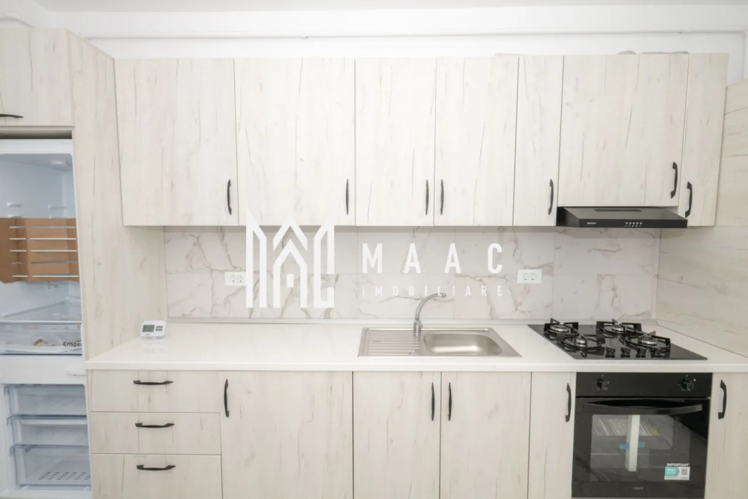 GARSONIERA MOBILATA| PARTER| BLOC 2025| PARCARE INCLUSA - MAAC Imobiliare vă propune spre vânzare o garsonieră modernă, situată pe strada Ostroveni, Râmnicu Vâlcea

Vă prezentăm o garsonieră cochetă, amplasată la parterul unui bloc nou cu 3 etaje, ideală atât pentru locuit, cât și pentru investiție.

Locuința are o suprafață totală de 37 mp, fiind eficient compartimentată astfel:

Living: 14,6 mp
Bucătărie: 10,7 mp
Hol: 3,6 mp
Baie: 4 mp
Balcon: 4 mp

Garsoniera se vinde complet mobilată și utilată, fiind pregătită pentru mutare imediată.

Dotări și beneficii:

Centrală termică proprie
Încălzire prin calorifere
Loc de parcare subteran inclus
Bloc nou, construcție modernă
Acces facil către puncte de interes din zonă

Pentru mai multe detalii și programarea unei vizionări, vă rugăm să contactați MAAC Imobiliare.