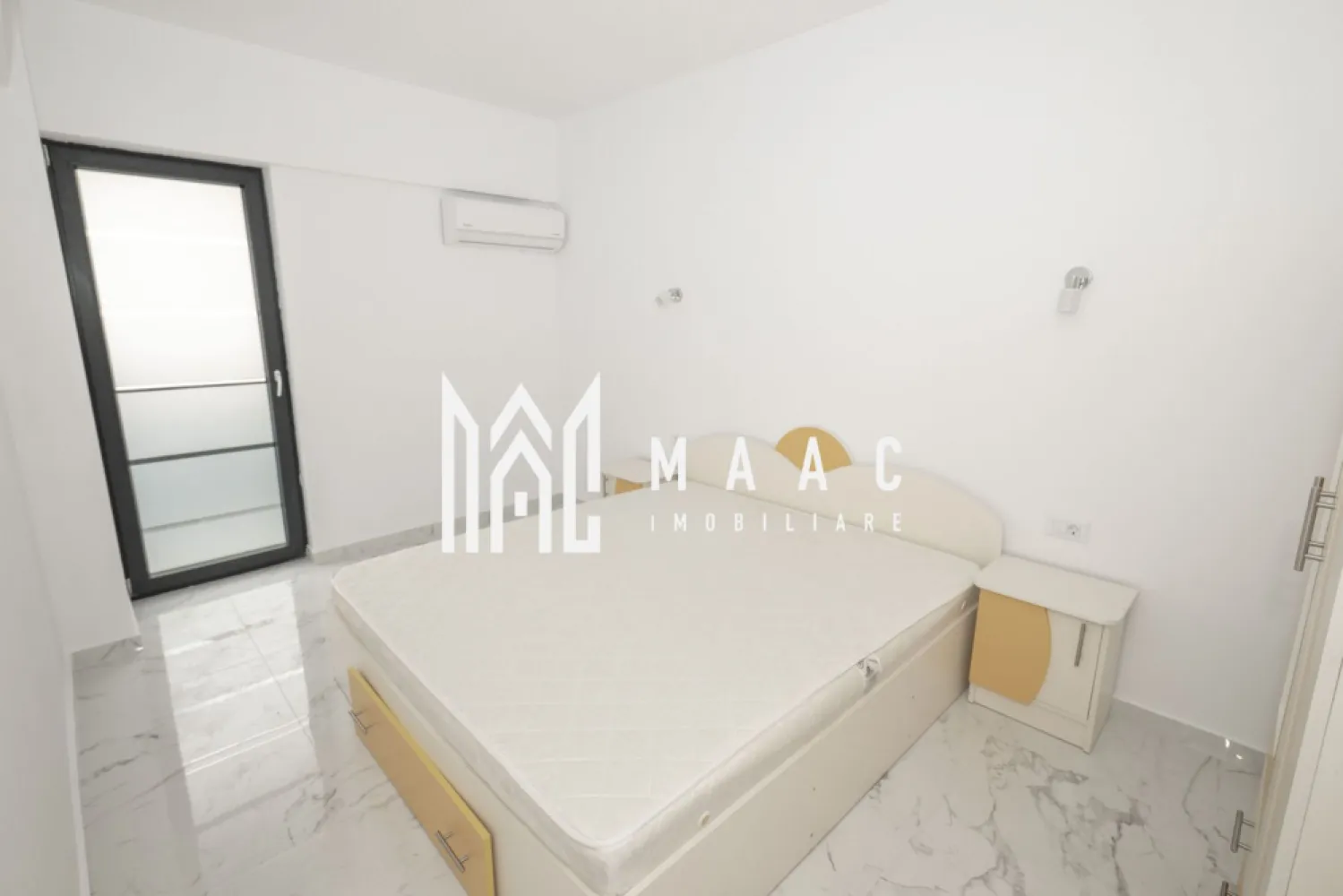 APARTAMENT 2 CAMERE MOBILAT| PARCARE INCLUSA| BLOC 2025 - MAAC Imobiliare vă propune spre vânzare un apartament modern cu 2 camere, situat pe strada Ostroveni, Râmnicu Vâlcea

Vă prezentăm un apartament situat la parterul unui bloc nou, construit în 2025, cu regim de înălțime P+3, ideal pentru locuit sau investiție.

Locuința are o suprafață totală de 61 mp și este eficient compartimentată astfel:

Living: 14,7 mp
Dormitor: 11,8 mp
Bucătărie: 16,7 mp
Baie: 5,2 mp
Balcon generos: 12,4 mp

Apartamentul se vinde complet mobilat, fiind pregătit pentru mutare imediată, și include un loc de parcare.

Dotări și beneficii:

Centrală termică proprie
Încălzire în pardoseală
Aer condiționat montat
Orientare sudică – lumină naturală pe tot parcursul zilei
Bloc nou, construcție modernă

Preț: 98.000 euro

Pentru mai multe detalii și programarea unei vizionări, vă rugăm să contactați MAAC Imobiliare.