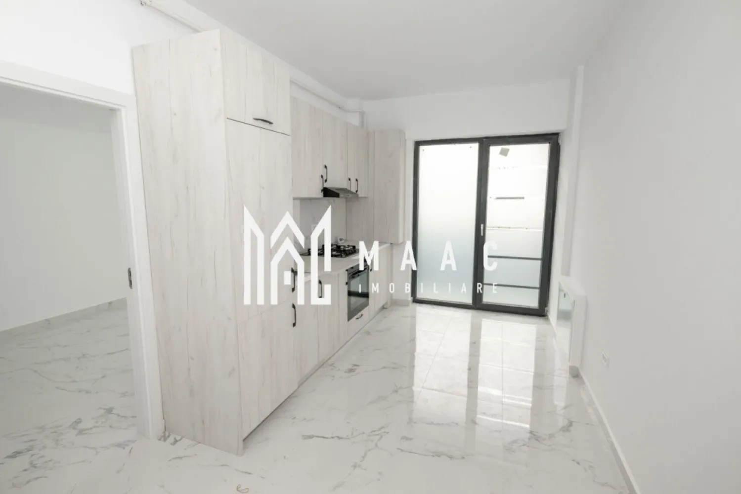 APARTAMENT 2 CAMERE MOBILAT| PARCARE INCLUSA| BLOC 2025 - MAAC Imobiliare vă propune spre vânzare un apartament modern cu 2 camere, situat pe strada Ostroveni, Râmnicu Vâlcea

Vă prezentăm un apartament situat la parterul unui bloc nou, construit în 2025, cu regim de înălțime P+3, ideal pentru locuit sau investiție.

Locuința are o suprafață totală de 61 mp și este eficient compartimentată astfel:

Living: 14,7 mp
Dormitor: 11,8 mp
Bucătărie: 16,7 mp
Baie: 5,2 mp
Balcon generos: 12,4 mp

Apartamentul se vinde complet mobilat, fiind pregătit pentru mutare imediată, și include un loc de parcare.

Dotări și beneficii:

Centrală termică proprie
Încălzire în pardoseală
Aer condiționat montat
Orientare sudică – lumină naturală pe tot parcursul zilei
Bloc nou, construcție modernă

Preț: 98.000 euro

Pentru mai multe detalii și programarea unei vizionări, vă rugăm să contactați MAAC Imobiliare.