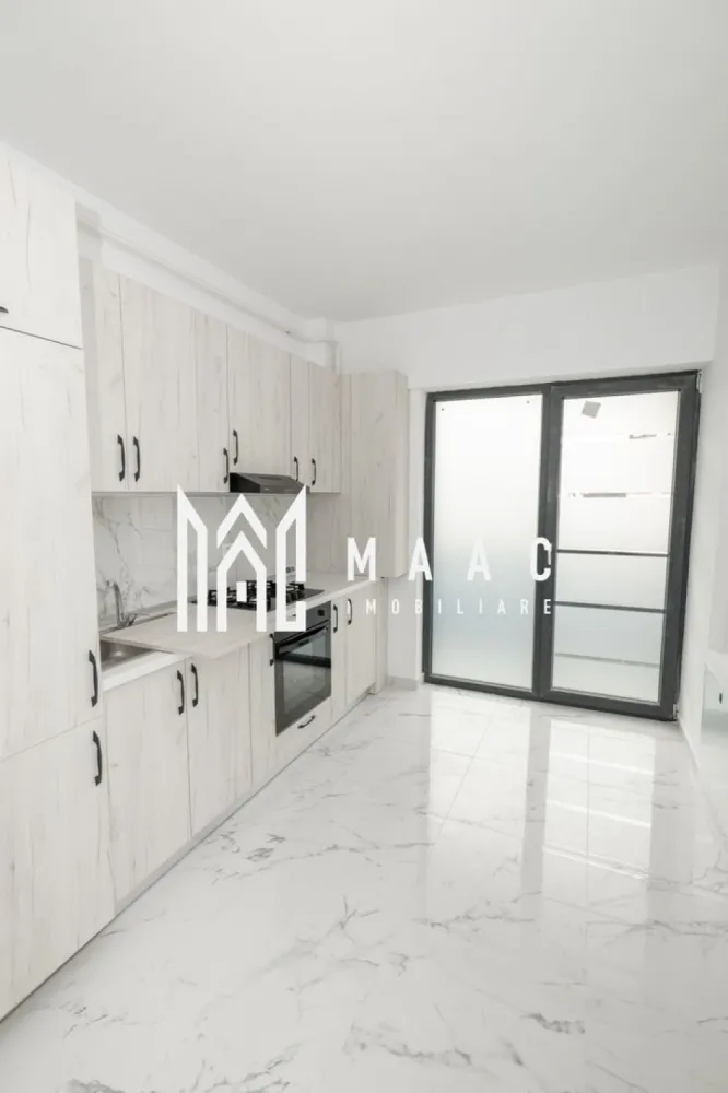 APARTAMENT 2 CAMERE MOBILAT| PARCARE INCLUSA| BLOC 2025 - MAAC Imobiliare vă propune spre vânzare un apartament modern cu 2 camere, situat pe strada Ostroveni, Râmnicu Vâlcea

Vă prezentăm un apartament situat la parterul unui bloc nou, construit în 2025, cu regim de înălțime P+3, ideal pentru locuit sau investiție.

Locuința are o suprafață totală de 61 mp și este eficient compartimentată astfel:

Living: 14,7 mp
Dormitor: 11,8 mp
Bucătărie: 16,7 mp
Baie: 5,2 mp
Balcon generos: 12,4 mp

Apartamentul se vinde complet mobilat, fiind pregătit pentru mutare imediată, și include un loc de parcare.

Dotări și beneficii:

Centrală termică proprie
Încălzire în pardoseală
Aer condiționat montat
Orientare sudică – lumină naturală pe tot parcursul zilei
Bloc nou, construcție modernă

Preț: 98.000 euro

Pentru mai multe detalii și programarea unei vizionări, vă rugăm să contactați MAAC Imobiliare.
