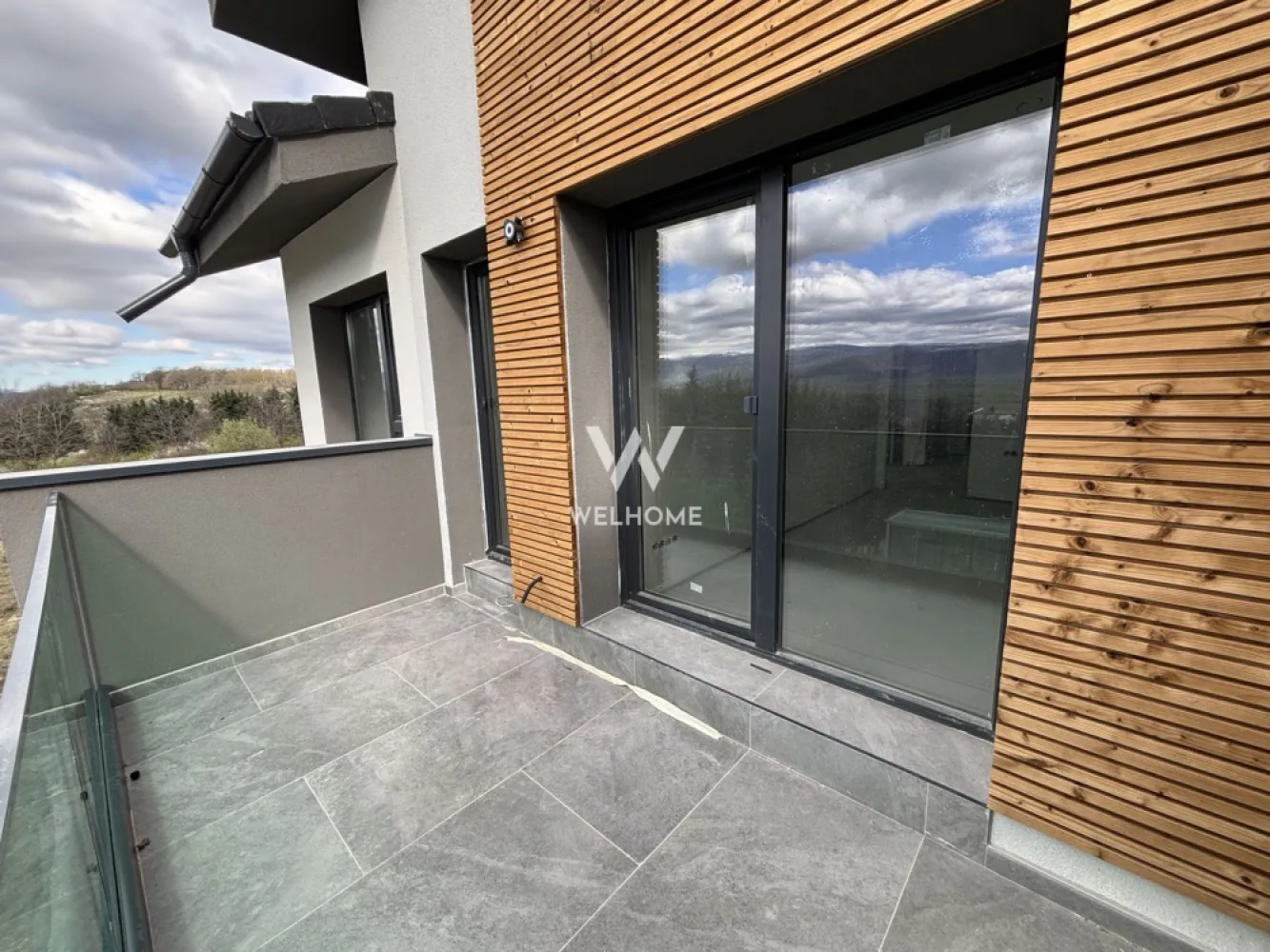 Apartament 3 camere, priveliste deosebita-Zona de VEST, Sibiu - Apartament 3 camere LA VILA, 2 bai cu terasa generoasa - Cristian
 Situat într-un proiect rezidențial nou din zona de vest a Sibiului, ideal pentru familii sau pentru cei care își doresc mai mult spațiu și confort, într-un cadru liniștit, aproape de natură.
 Suprafață utilă: 61.4 mp + terasa 7 mp

 Compartimentat astfel: 
Hol acces, Living luminos cu bucătărie open-space 24 mp
Dormitor matrimonial spațios 13,6 mp
Dormitor secundar 12 mp
Două băi, dintre care una cu geam de aerisire
Terasă generoasă 7mp.

 Orientarea sudică asigură lumină naturală pe tot parcursul zilei, iar priveliștea deschisă către munți oferă un ambient relaxant și plin de liniște.
 Vila intimă cu regim de inălțime P+2+M, cu doar 2 apartamente pe etaj.
 Sistemul de încălzire prin pompă de căldură contribuie la un consum redus de energie și costuri mici de întreținere, fiind o soluție modernă și sustenabilă.
 Apartamentul se predă la stadiul de alb, oferind totodată posibilitatea de a fi achiziționat complet finisat, la cheie, la prețul de 99.900 + TVA.

Pret: 89.900 Euro + TVA 
Telefon: 0747.639.802