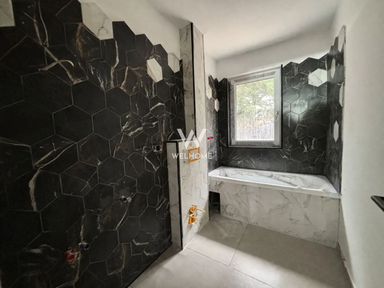 Apartament 3 camere, priveliste deosebita-Zona de VEST, Sibiu - Apartament 3 camere LA VILA, 2 bai cu terasa generoasa - Cristian
 Situat într-un proiect rezidențial nou din zona de vest a Sibiului, ideal pentru familii sau pentru cei care își doresc mai mult spațiu și confort, într-un cadru liniștit, aproape de natură.
 Suprafață utilă: 61.4 mp + terasa 7 mp

 Compartimentat astfel: 
Hol acces, Living luminos cu bucătărie open-space 24 mp
Dormitor matrimonial spațios 13,6 mp
Dormitor secundar 12 mp
Două băi, dintre care una cu geam de aerisire
Terasă generoasă 7mp.

 Orientarea sudică asigură lumină naturală pe tot parcursul zilei, iar priveliștea deschisă către munți oferă un ambient relaxant și plin de liniște.
 Vila intimă cu regim de inălțime P+2+M, cu doar 2 apartamente pe etaj.
 Sistemul de încălzire prin pompă de căldură contribuie la un consum redus de energie și costuri mici de întreținere, fiind o soluție modernă și sustenabilă.
 Apartamentul se predă la stadiul de alb, oferind totodată posibilitatea de a fi achiziționat complet finisat, la cheie, la prețul de 99.900 + TVA.

Pret: 89.900 Euro + TVA 
Telefon: 0747.639.802