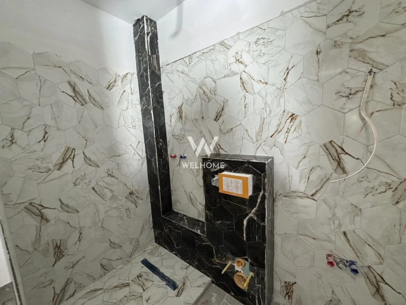Apartament 3 camere, priveliste deosebita-Zona de VEST, Sibiu - Apartament 3 camere LA VILA, 2 bai cu terasa generoasa - Cristian
 Situat într-un proiect rezidențial nou din zona de vest a Sibiului, ideal pentru familii sau pentru cei care își doresc mai mult spațiu și confort, într-un cadru liniștit, aproape de natură.
 Suprafață utilă: 61.4 mp + terasa 7 mp

 Compartimentat astfel: 
Hol acces, Living luminos cu bucătărie open-space 24 mp
Dormitor matrimonial spațios 13,6 mp
Dormitor secundar 12 mp
Două băi, dintre care una cu geam de aerisire
Terasă generoasă 7mp.

 Orientarea sudică asigură lumină naturală pe tot parcursul zilei, iar priveliștea deschisă către munți oferă un ambient relaxant și plin de liniște.
 Vila intimă cu regim de inălțime P+2+M, cu doar 2 apartamente pe etaj.
 Sistemul de încălzire prin pompă de căldură contribuie la un consum redus de energie și costuri mici de întreținere, fiind o soluție modernă și sustenabilă.
 Apartamentul se predă la stadiul de alb, oferind totodată posibilitatea de a fi achiziționat complet finisat, la cheie, la prețul de 99.900 + TVA.

Pret: 89.900 Euro + TVA 
Telefon: 0747.639.802