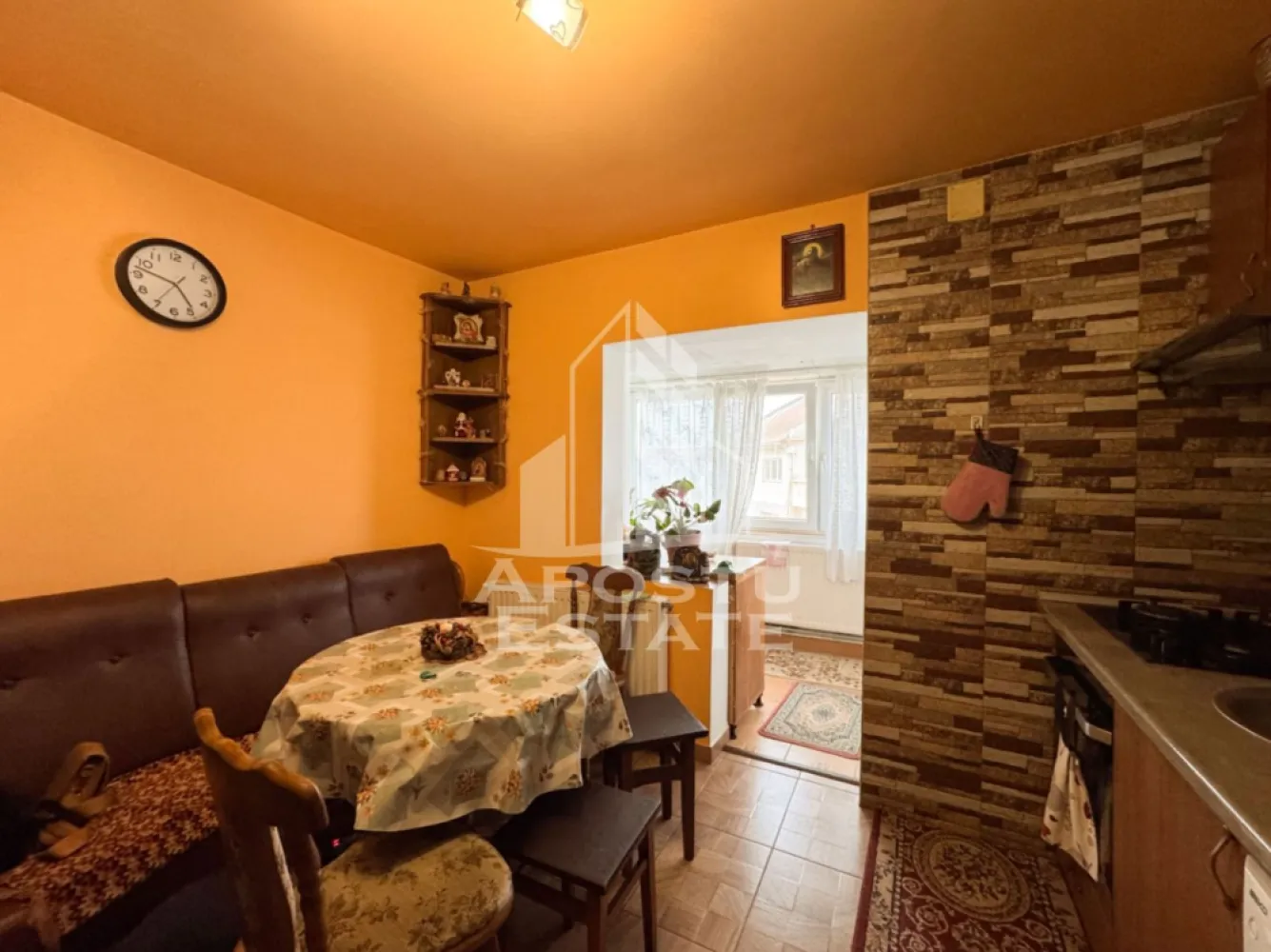 Apartament cu 2 camere decomandate, aflat in zona Freidorf, Timisoara - Agentie imobiliara, APOSTU ESTATE va ofera spre vanzare un apartament cu 2 camere decomandate, situat la etajul 4 al unui imobil cu 4 etaje, aflat in zona Freidorf din Timisoara.

Apartamentul are o suprafata utila de 50mp, compartimentata astfel:
- 2 camere
- 1 bucatarie spatioasa
- 1 baie cu geam
- 1 hol de acces

Confortul termic este asigurat prin intermediul centralei termice proprii.

Amplasarea imobilului este la cateva minute de mers pe jos fata de Balta Lamaita, magazine, statiile mijloacelor de transport in comun sau unitati de invatamant.

Nu ezitati sa ne contactati pentru stabilirea unei vizionari sau alte detalii suplimentare.

ID intern: CP2982971
