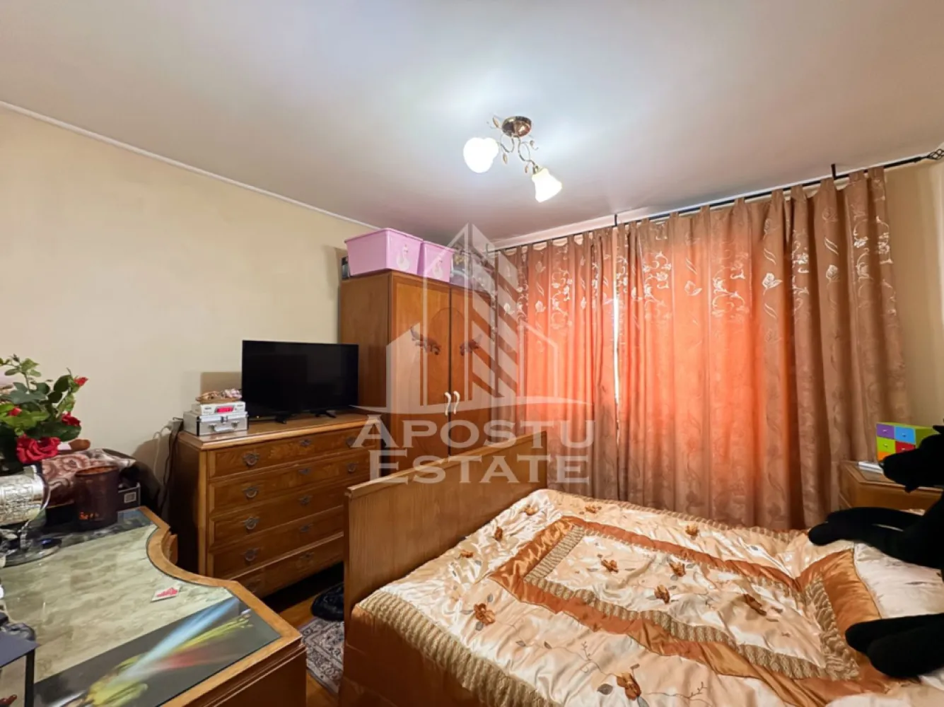 Apartament cu 2 camere decomandate, aflat in zona Freidorf, Timisoara - Agentie imobiliara, APOSTU ESTATE va ofera spre vanzare un apartament cu 2 camere decomandate, situat la etajul 4 al unui imobil cu 4 etaje, aflat in zona Freidorf din Timisoara.

Apartamentul are o suprafata utila de 50mp, compartimentata astfel:
- 2 camere
- 1 bucatarie spatioasa
- 1 baie cu geam
- 1 hol de acces

Confortul termic este asigurat prin intermediul centralei termice proprii.

Amplasarea imobilului este la cateva minute de mers pe jos fata de Balta Lamaita, magazine, statiile mijloacelor de transport in comun sau unitati de invatamant.

Nu ezitati sa ne contactati pentru stabilirea unei vizionari sau alte detalii suplimentare.

ID intern: CP2982971