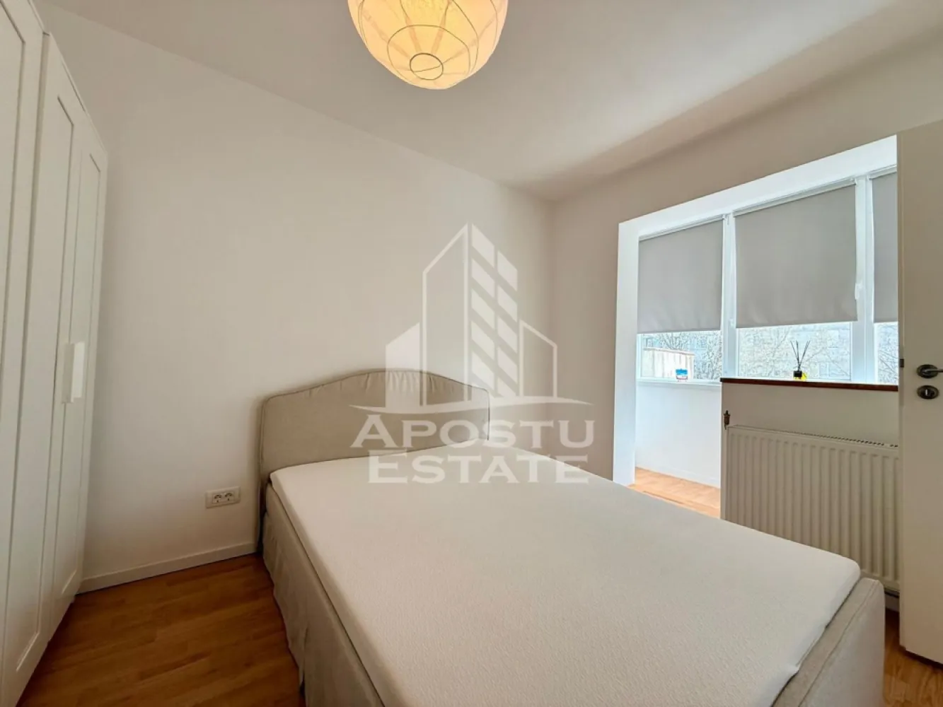 Apartament cu 2 camere de vanzare, Zona Circumvalatiunii, Timisoara - Agentia imobiliara Apostu Estate va propune spre vanzare un apartament cu 2 camere, situat la etajul 4 din 4, in zona Circumvalatiunii.
Apartamentul este intr-o stare foarte buna, ideal atat pentru uz personal cat si pentru investitie fiind aproape de punctele de interes ale orasului.

Apartamentul are o suprafata utila de 41 mp si este compartimentat astfel:
- Hol de acces
- Bucatarie separata, complet mobilata si utilata si cu balcon
- Baie cu dus si geam pentru aerisire naturala
- Living
- Dormitor

Confort termic asigurat prin termoficare la reteaua orasului. Vara racirea apartamentului se face cu ajutorul aparatului de aer conditionat.

Distante:
-Piata Dacia la 5 min de mers pe jos
-Kaufland la 4 min de mers pe jos
-Iulius Mall la 10 in de mers pe jos
-Scoli,banci,farmacii,mijloace de transport in comun
-Centrul orasului la 7 min cu masina si 16 min de mers pe jos

Agentia imobiliara Apostu Estate va ofera consultanta bancara gratuita prin intermediul colaboratorilor nostri pentru alegerea celui mai potrivit tip de credit, astfel incat tu sa devi noul proprietar al acestui apartament.
Va asteptam cu drag la o vizionare.
ID INTERN : CP2982939