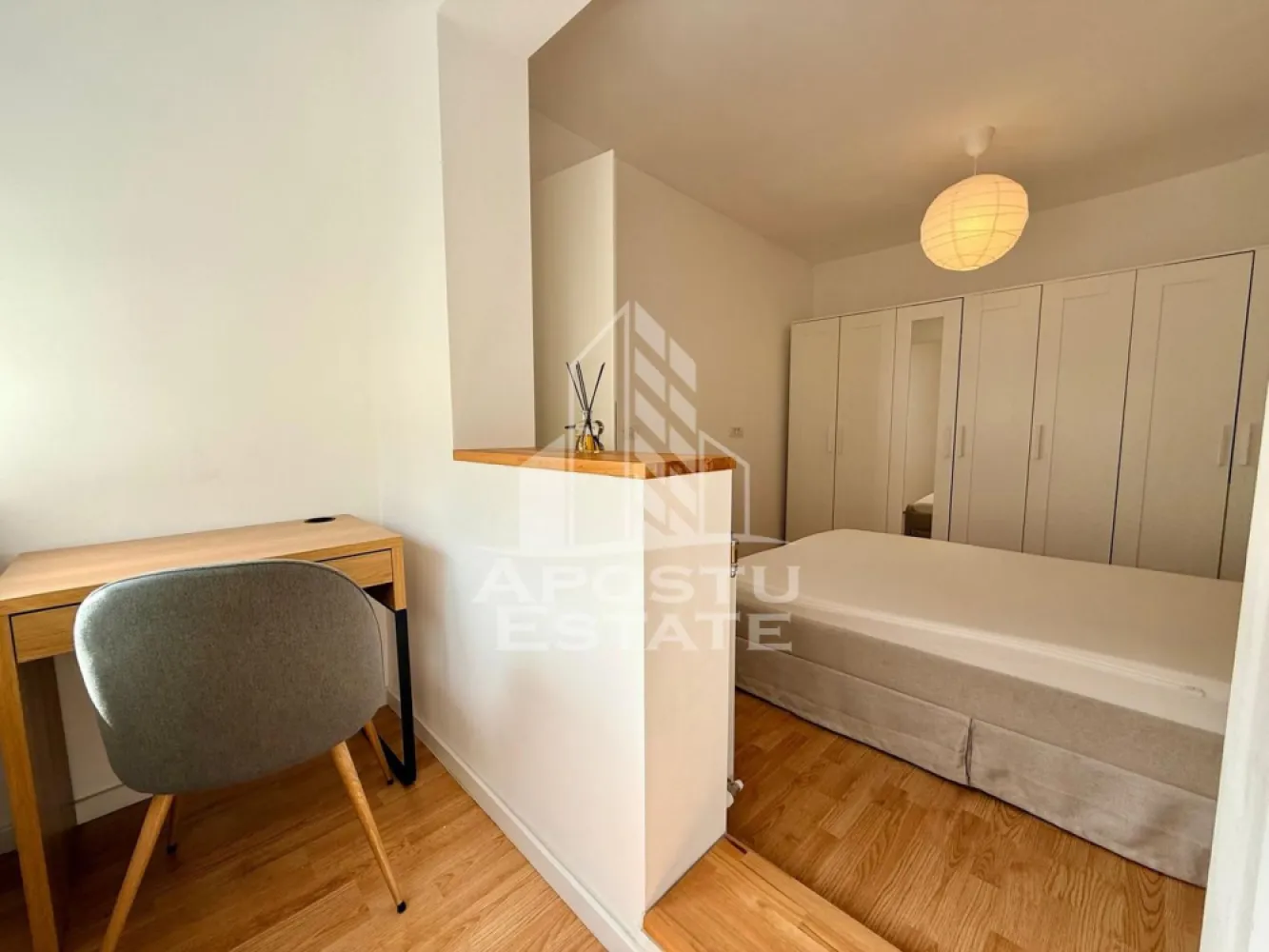 Apartament cu 2 camere de vanzare, Zona Circumvalatiunii, Timisoara - Agentia imobiliara Apostu Estate va propune spre vanzare un apartament cu 2 camere, situat la etajul 4 din 4, in zona Circumvalatiunii.
Apartamentul este intr-o stare foarte buna, ideal atat pentru uz personal cat si pentru investitie fiind aproape de punctele de interes ale orasului.

Apartamentul are o suprafata utila de 41 mp si este compartimentat astfel:
- Hol de acces
- Bucatarie separata, complet mobilata si utilata si cu balcon
- Baie cu dus si geam pentru aerisire naturala
- Living
- Dormitor

Confort termic asigurat prin termoficare la reteaua orasului. Vara racirea apartamentului se face cu ajutorul aparatului de aer conditionat.

Distante:
-Piata Dacia la 5 min de mers pe jos
-Kaufland la 4 min de mers pe jos
-Iulius Mall la 10 in de mers pe jos
-Scoli,banci,farmacii,mijloace de transport in comun
-Centrul orasului la 7 min cu masina si 16 min de mers pe jos

Agentia imobiliara Apostu Estate va ofera consultanta bancara gratuita prin intermediul colaboratorilor nostri pentru alegerea celui mai potrivit tip de credit, astfel incat tu sa devi noul proprietar al acestui apartament.
Va asteptam cu drag la o vizionare.
ID INTERN : CP2982939