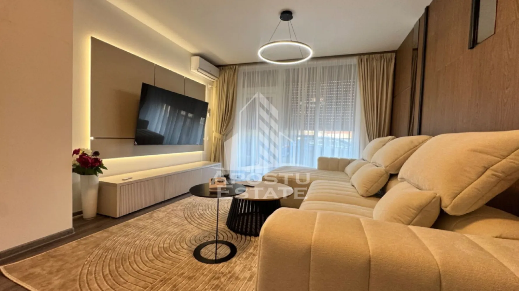 Apartament 3 camere premium, 70 mp, parcare subterană, City of Mara - Agentia imobiliara Apostu Estate va propune spre inchiriere un apartament modern cu 3 camere, 70 mp utili, situat in zona Circumvalatiunii, in complexul City of Mara, Timisoara, Timis.

Detalii generale:
• Suprafata utila: 70 mp
• Compartimentare practica si bine gandita
• Loc de parcare subteran inclus
• Apartament luminos, cu finisaje moderne

Apartamentul este compartimentat astfel:

- Living
Spatiu generos si foarte luminos, amenajat modern, cu acces direct catre balcon/terasa. Ideal pentru relaxare sau socializare, beneficiind de lumina naturala pe tot parcursul zilei.

- Dormitor matrimonial
Camera spatioasa, cu pat mare si dulap incapator, gandita pentru confort si odihna.

- Dormitor secundar
Versatil – poate fi utilizat ca dormitor pentru copii, birou sau camera pentru oaspeti, perfect pentru cei care lucreaza de acasa.

- Bucatarie
Bucatarie inchisa (cu usa), complet mobilata si utilata, oferind un spatiu practic si bine organizat pentru gatit.

- Bai (2)
Ambele bai sunt moderne si dotate cu cabina de dus, finisate in tonuri neutre elegante.

- Hol & depozitare
Hol generos, cu multiple spatii de depozitare integrate, ideale pentru organizare eficienta.

Pozitionat intr-o zona excelenta, aproape de centrul Timisoarei si de Gara de Nord, cu acces rapid la toate punctele de interes. In apropiere gasiti magazine precum Kaufland, Mega Image, precum si sala de fitness Gym One 5.

Acest imobil reprezinta chiria ideala pentru familii, cupluri sau profesionisti care lucreaza de acasa, oferind confort maxim intr-un spatiu modern si bine organizat.

Va asteptam cu drag la vizionare.

ID INTERN : CP2982869
