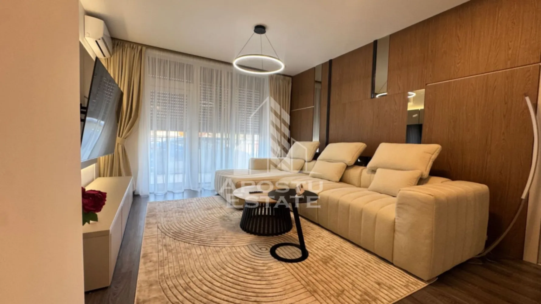 Apartament 3 camere premium, 70 mp, parcare subterană, City of Mara - Agentia imobiliara Apostu Estate va propune spre inchiriere un apartament modern cu 3 camere, 70 mp utili, situat in zona Circumvalatiunii, in complexul City of Mara, Timisoara, Timis.

Detalii generale:
• Suprafata utila: 70 mp
• Compartimentare practica si bine gandita
• Loc de parcare subteran inclus
• Apartament luminos, cu finisaje moderne

Apartamentul este compartimentat astfel:

- Living
Spatiu generos si foarte luminos, amenajat modern, cu acces direct catre balcon/terasa. Ideal pentru relaxare sau socializare, beneficiind de lumina naturala pe tot parcursul zilei.

- Dormitor matrimonial
Camera spatioasa, cu pat mare si dulap incapator, gandita pentru confort si odihna.

- Dormitor secundar
Versatil – poate fi utilizat ca dormitor pentru copii, birou sau camera pentru oaspeti, perfect pentru cei care lucreaza de acasa.

- Bucatarie
Bucatarie inchisa (cu usa), complet mobilata si utilata, oferind un spatiu practic si bine organizat pentru gatit.

- Bai (2)
Ambele bai sunt moderne si dotate cu cabina de dus, finisate in tonuri neutre elegante.

- Hol & depozitare
Hol generos, cu multiple spatii de depozitare integrate, ideale pentru organizare eficienta.

Pozitionat intr-o zona excelenta, aproape de centrul Timisoarei si de Gara de Nord, cu acces rapid la toate punctele de interes. In apropiere gasiti magazine precum Kaufland, Mega Image, precum si sala de fitness Gym One 5.

Acest imobil reprezinta chiria ideala pentru familii, cupluri sau profesionisti care lucreaza de acasa, oferind confort maxim intr-un spatiu modern si bine organizat.

Va asteptam cu drag la vizionare.

ID INTERN : CP2982869