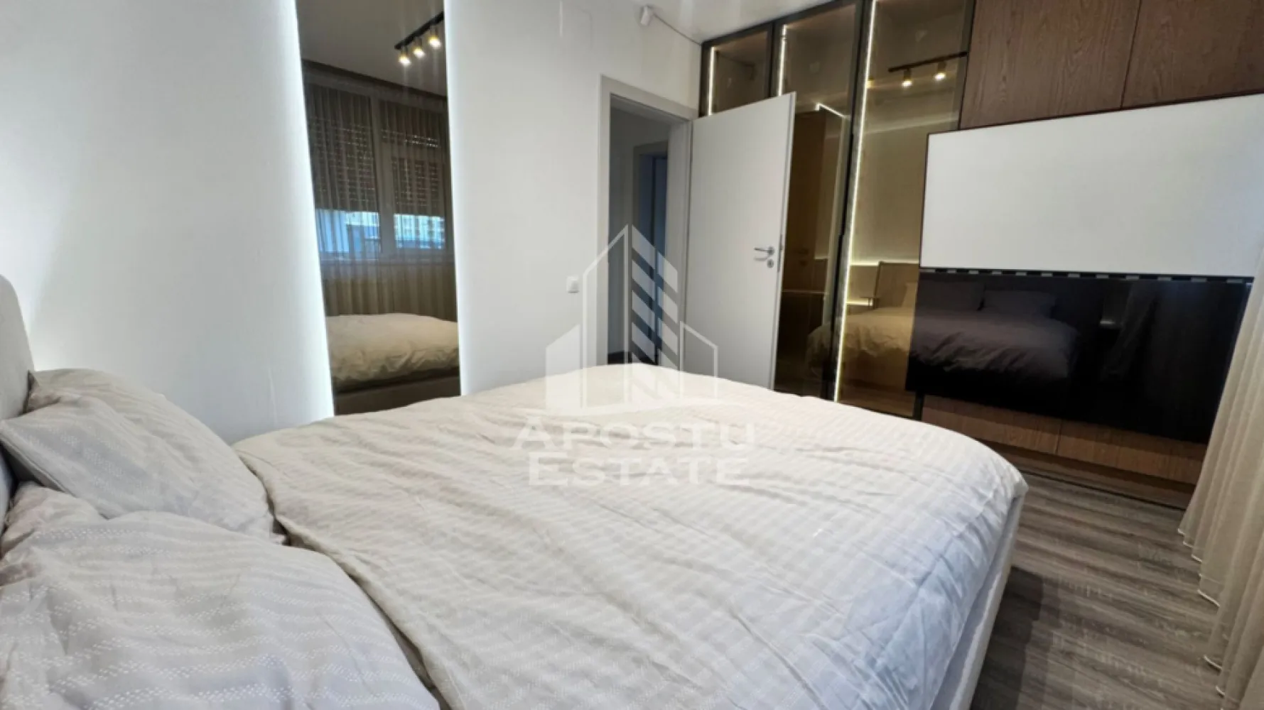 Apartament 3 camere premium, 70 mp, parcare subterană, City of Mara - Agentia imobiliara Apostu Estate va propune spre inchiriere un apartament modern cu 3 camere, 70 mp utili, situat in zona Circumvalatiunii, in complexul City of Mara, Timisoara, Timis.

Detalii generale:
• Suprafata utila: 70 mp
• Compartimentare practica si bine gandita
• Loc de parcare subteran inclus
• Apartament luminos, cu finisaje moderne

Apartamentul este compartimentat astfel:

- Living
Spatiu generos si foarte luminos, amenajat modern, cu acces direct catre balcon/terasa. Ideal pentru relaxare sau socializare, beneficiind de lumina naturala pe tot parcursul zilei.

- Dormitor matrimonial
Camera spatioasa, cu pat mare si dulap incapator, gandita pentru confort si odihna.

- Dormitor secundar
Versatil – poate fi utilizat ca dormitor pentru copii, birou sau camera pentru oaspeti, perfect pentru cei care lucreaza de acasa.

- Bucatarie
Bucatarie inchisa (cu usa), complet mobilata si utilata, oferind un spatiu practic si bine organizat pentru gatit.

- Bai (2)
Ambele bai sunt moderne si dotate cu cabina de dus, finisate in tonuri neutre elegante.

- Hol & depozitare
Hol generos, cu multiple spatii de depozitare integrate, ideale pentru organizare eficienta.

Pozitionat intr-o zona excelenta, aproape de centrul Timisoarei si de Gara de Nord, cu acces rapid la toate punctele de interes. In apropiere gasiti magazine precum Kaufland, Mega Image, precum si sala de fitness Gym One 5.

Acest imobil reprezinta chiria ideala pentru familii, cupluri sau profesionisti care lucreaza de acasa, oferind confort maxim intr-un spatiu modern si bine organizat.

Va asteptam cu drag la vizionare.

ID INTERN : CP2982869