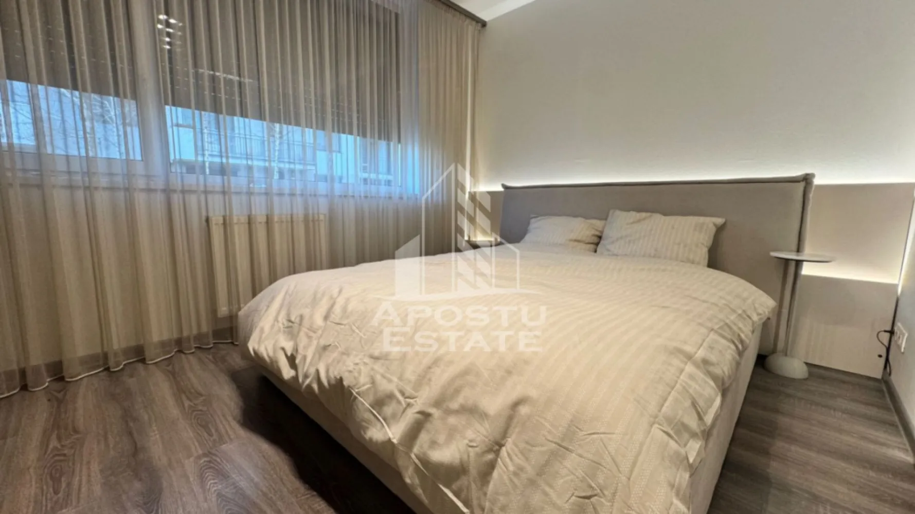 Apartament 3 camere premium, 70 mp, parcare subterană, City of Mara - Agentia imobiliara Apostu Estate va propune spre inchiriere un apartament modern cu 3 camere, 70 mp utili, situat in zona Circumvalatiunii, in complexul City of Mara, Timisoara, Timis.

Detalii generale:
• Suprafata utila: 70 mp
• Compartimentare practica si bine gandita
• Loc de parcare subteran inclus
• Apartament luminos, cu finisaje moderne

Apartamentul este compartimentat astfel:

- Living
Spatiu generos si foarte luminos, amenajat modern, cu acces direct catre balcon/terasa. Ideal pentru relaxare sau socializare, beneficiind de lumina naturala pe tot parcursul zilei.

- Dormitor matrimonial
Camera spatioasa, cu pat mare si dulap incapator, gandita pentru confort si odihna.

- Dormitor secundar
Versatil – poate fi utilizat ca dormitor pentru copii, birou sau camera pentru oaspeti, perfect pentru cei care lucreaza de acasa.

- Bucatarie
Bucatarie inchisa (cu usa), complet mobilata si utilata, oferind un spatiu practic si bine organizat pentru gatit.

- Bai (2)
Ambele bai sunt moderne si dotate cu cabina de dus, finisate in tonuri neutre elegante.

- Hol & depozitare
Hol generos, cu multiple spatii de depozitare integrate, ideale pentru organizare eficienta.

Pozitionat intr-o zona excelenta, aproape de centrul Timisoarei si de Gara de Nord, cu acces rapid la toate punctele de interes. In apropiere gasiti magazine precum Kaufland, Mega Image, precum si sala de fitness Gym One 5.

Acest imobil reprezinta chiria ideala pentru familii, cupluri sau profesionisti care lucreaza de acasa, oferind confort maxim intr-un spatiu modern si bine organizat.

Va asteptam cu drag la vizionare.

ID INTERN : CP2982869