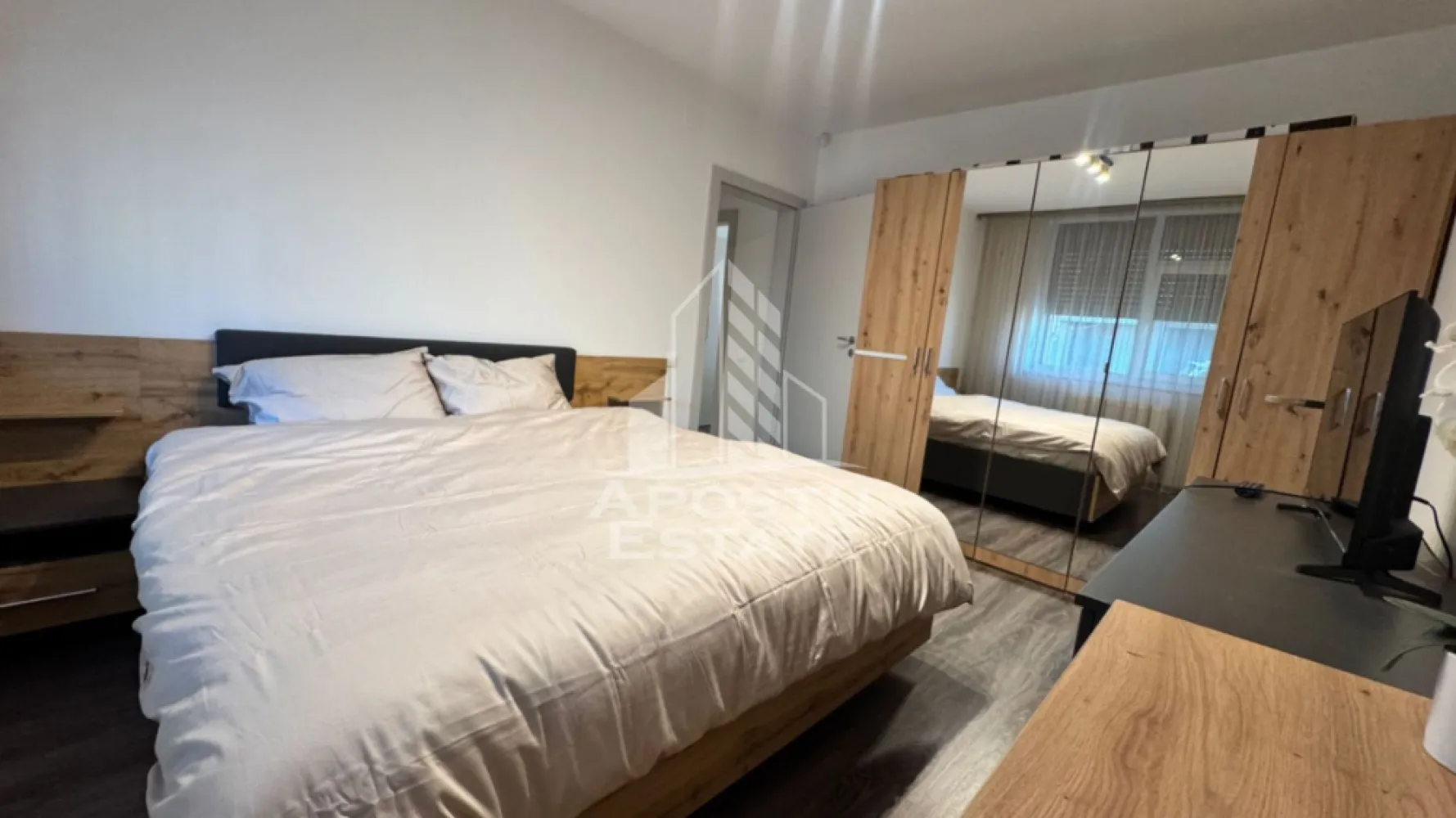 Apartament 3 camere premium, 70 mp, parcare subterană, City of Mara - Agentia imobiliara Apostu Estate va propune spre inchiriere un apartament modern cu 3 camere, 70 mp utili, situat in zona Circumvalatiunii, in complexul City of Mara, Timisoara, Timis.

Detalii generale:
• Suprafata utila: 70 mp
• Compartimentare practica si bine gandita
• Loc de parcare subteran inclus
• Apartament luminos, cu finisaje moderne

Apartamentul este compartimentat astfel:

- Living
Spatiu generos si foarte luminos, amenajat modern, cu acces direct catre balcon/terasa. Ideal pentru relaxare sau socializare, beneficiind de lumina naturala pe tot parcursul zilei.

- Dormitor matrimonial
Camera spatioasa, cu pat mare si dulap incapator, gandita pentru confort si odihna.

- Dormitor secundar
Versatil – poate fi utilizat ca dormitor pentru copii, birou sau camera pentru oaspeti, perfect pentru cei care lucreaza de acasa.

- Bucatarie
Bucatarie inchisa (cu usa), complet mobilata si utilata, oferind un spatiu practic si bine organizat pentru gatit.

- Bai (2)
Ambele bai sunt moderne si dotate cu cabina de dus, finisate in tonuri neutre elegante.

- Hol & depozitare
Hol generos, cu multiple spatii de depozitare integrate, ideale pentru organizare eficienta.

Pozitionat intr-o zona excelenta, aproape de centrul Timisoarei si de Gara de Nord, cu acces rapid la toate punctele de interes. In apropiere gasiti magazine precum Kaufland, Mega Image, precum si sala de fitness Gym One 5.

Acest imobil reprezinta chiria ideala pentru familii, cupluri sau profesionisti care lucreaza de acasa, oferind confort maxim intr-un spatiu modern si bine organizat.

Va asteptam cu drag la vizionare.

ID INTERN : CP2982869