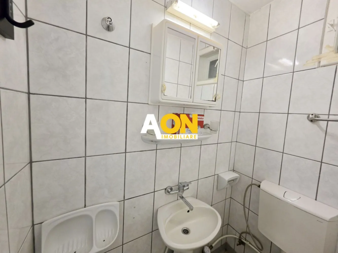 Cabinet stomatologic utilat, Cetate, zona Piata Cetate - Lic. Militar - AON Imobiliare vă propune spre închiriere un spațiu cu destinația de cabinet stomatologic autorizat, situat într-o locație strategică ce oferă vizibilitate maximă pentru afacerea dumneavoastră.
Localizare: Cabinetul este amplasat pe Bulevardul Revoluției 1989, într-o zonă cu trafic pietonal și auto intens, între Liceul Militar și Școala „Mihai Eminescu”.
Configurație și Dotări: Spațiul are o suprafață utilă de 43 mp și este compartimentat eficient pentru a asigura un flux medical optim:
• Zonă de primire: Spațiu de așteptare pentru clienți prevăzut cu grup sanitar propriu.
• Zona medicală: Cabinet medical echipat complet, dotat cu două scaune stomatologice și un al doilea grup sanitar dedicat.
Avantaje suplimentare: Spațiul se închiriază complet utilat, fiind pregătit pentru reluarea activității imediate. Deși cabinetul a fost autorizat inițial conform normelor anterioare, proprietarul își asumă integral responsabilitatea de a efectua toate modificările necesare pentru a asigura conformitatea cu noile norme de autorizare, oferind astfel viitorului chiriaș siguranță și suport operațional.
Acest spațiu reprezintă alegerea ideală pentru un specialist care își dorește un punct de lucru cu expunere excelentă și dotări complete.
Pentru mai multe detalii și programarea unei vizionări, vă stăm la dispoziție!
ID intern: CP2982762
