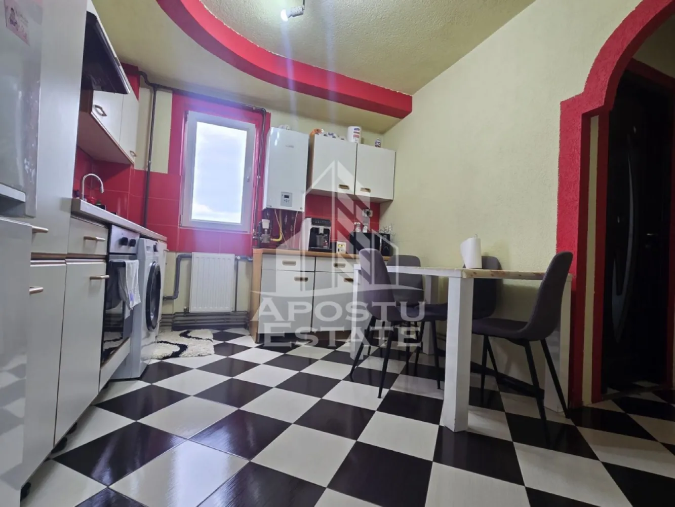 Apartament 3 camere decomandat, etaj 4/4 negociabil - Apostu Estate va ofera oportunitatea de a achizitiona un apartament spatios, luminos si elegant, ideal pentru o familie care cauta un camin modern, functional si bine conectat.

Caracteristici principale:

Suprafata generoasa: 88 mp – spatiu ideal pentru intimitate si confort

Compartimentare inteligenta: 3 camere decomandate, 2 dormitoare

Balcoane inchise: 2, perfecte pentru momente de relaxare sau pentru depozitare suplimentara

Bucatarie separata, ideala pentru gatit si organizare

Baie moderna, finisaje de calitate

Etaj 4/4, oferind luminozitate naturala si priveliste frumoasa

Usa metalica la intrare si usi MDF interioare – siguranta si estetic impecabil

Avantaje si vecinatati:

Confort la indemana: marketuri, farmacii, restaurante si cafenele in apropiere

Transport facil: statie tramvai si taxi la cativa pasi

scoli si gradinite accesibile, ideale pentru familii cu copii

Acest apartament imbina functionalitatea, siguranta si stilul de viata modern. 
Fie ca doriti sa va mutati imediat sau sa investiti intr-o proprietate cu valoare pe termen lung, aceasta locuinta ofera tot ceea ce cautati: spatiu, lumina, liniste si acces rapid la toate facilitatile urbane.
Servicii complete de consultanta imobiliară, vizionari, asistenta completa in procesarea actelor si rezervarea la notar, suport specializat pentru obtinerea unui credit imobiliar, prin partenerii nostri.
Pentru mai multe detalii sau pentru a programa o vizionare, nu ezitati sa ne contactati.
ID : CP2982344