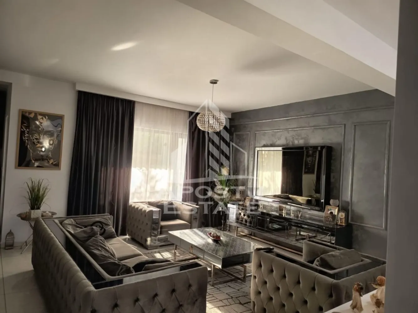 Duplex modern de vanzare in Dumbravita cinci camere - Apostu Estate va propune spre vanzare un duplex modern situat in Dumbravita, una dintre cele mai dinamice si cautate zone rezidentiale din proximitatea Timisoarei, ideala pentru familie sau investitie.

Imobilul are o suprafata utila de aproximativ 180 mp si este amplasat pe un teren de 330 mp, oferind un spatiu bine echilibrat intre interior si exterior.

Compartimentarea este practica si eficienta: 5 camere spatioase, 3 bai si 1 garaj, gandite pentru confortul unei familii moderne.

Constructia este finalizata in anul 2022, realizata din caramida, cu finisaje moderne si standarde actuale de locuire.

Dotari si beneficii:
 • Centrala proprie
 • Incalzire in pardoseala
 • Aer conditionat
 • Dressing
 • Bucatarie mobilata
 • Toate utilitatile: apa, gaz, curent, canalizare, internet, CATV
 • Strazi asfaltate si iluminat stradal

Avantaje zona:
 • Dumbravita – zona rezidentiala moderna, aerisita si in continua dezvoltare
 • Acces rapid catre Timisoara, zona de nord
 • Aproape de Padurea Verde – ideal pentru relaxare si activitati in aer liber
 • In proximitate: scoli, gradinite si centre educationale
 • Supermarketuri, magazine si farmacii in apropiere
 • Restaurante, cafenele si servicii diverse
 • Acces facil la mijloace de transport

Proprietatea se remarca prin locatie, constructie recenta si compartimentare eficienta, fiind o alegere potrivita atat pentru locuinta proprie, cat si pentru investitie.
