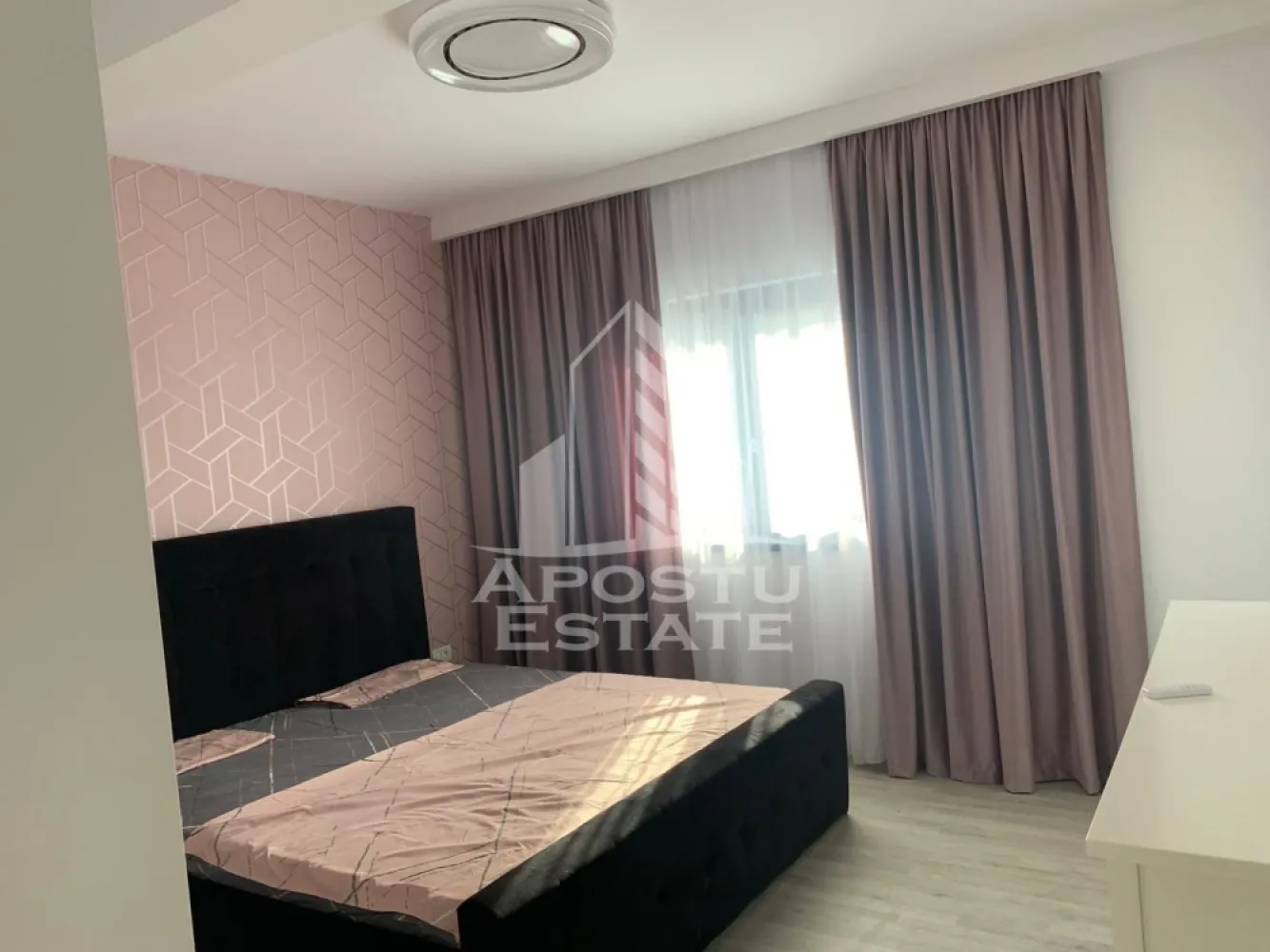 Duplex modern de vanzare in Dumbravita cinci camere - Apostu Estate va propune spre vanzare un duplex modern situat in Dumbravita, una dintre cele mai dinamice si cautate zone rezidentiale din proximitatea Timisoarei, ideala pentru familie sau investitie.

Imobilul are o suprafata utila de aproximativ 180 mp si este amplasat pe un teren de 330 mp, oferind un spatiu bine echilibrat intre interior si exterior.

Compartimentarea este practica si eficienta: 5 camere spatioase, 3 bai si 1 garaj, gandite pentru confortul unei familii moderne.

Constructia este finalizata in anul 2022, realizata din caramida, cu finisaje moderne si standarde actuale de locuire.

Dotari si beneficii:
 • Centrala proprie
 • Incalzire in pardoseala
 • Aer conditionat
 • Dressing
 • Bucatarie mobilata
 • Toate utilitatile: apa, gaz, curent, canalizare, internet, CATV
 • Strazi asfaltate si iluminat stradal

Avantaje zona:
 • Dumbravita – zona rezidentiala moderna, aerisita si in continua dezvoltare
 • Acces rapid catre Timisoara, zona de nord
 • Aproape de Padurea Verde – ideal pentru relaxare si activitati in aer liber
 • In proximitate: scoli, gradinite si centre educationale
 • Supermarketuri, magazine si farmacii in apropiere
 • Restaurante, cafenele si servicii diverse
 • Acces facil la mijloace de transport

Proprietatea se remarca prin locatie, constructie recenta si compartimentare eficienta, fiind o alegere potrivita atat pentru locuinta proprie, cat si pentru investitie.