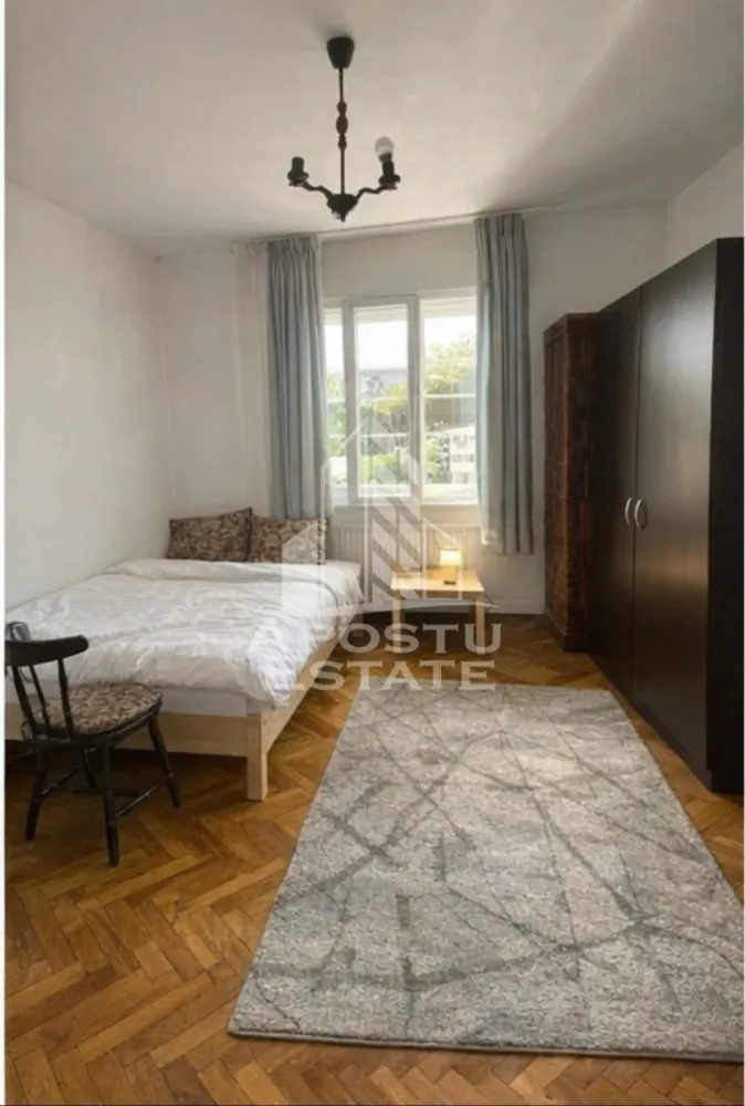 Casa individuala de vanzare în zona Elisabetin Timisoara - Apostu Estate va propune spre vanzare o casa individuala situata in zona Elisabetin din Timisoara, una dintre cele mai apreciate zone rezidentiale ale orasului, ideala pentru locuire sau investitie.

Imobilul dispune de o suprafata utila de aproximativ 220 mp si este amplasat pe un teren generos de 827 mp, oferind multiple posibilitati de amenajare si extindere. Casa este compartimentata in 6 camere, 1 bucatarie si 2 bai, fiind potrivita pentru o familie numeroasa sau pentru activitati mixte (rezidential + birouri).

Constructia este realizata din caramida, finalizata in anul 1990, si necesita renovare, ceea ce permite viitorului proprietar sa personalizeze complet spatiul conform propriilor nevoi.

Utilitati si dotari:
 • Apa, gaz, curent, canalizare
 • Internet, CATV, telefon
 • Strazi asfaltate si iluminat stradal
 • Acces facil la transport in comun

Avantaje zona:
 • Zona Elisabetin – linistita si bine cotata
 • Aproape de centru orasului
 • Acces rapid catre parcuri si alte spatii verzi
 • In proximitate: Școala primara "Sfântul Antim Ivireanul" și Liceul "Sfântul Antim Ivireanul" gradinite, licee
 • Supermarketuri, magazine si farmacii la distanta mica
 • Restaurante, cafenele si zone de recreere
 • Acces facil catre mijloace de transport

Proprietatea reprezinta o oportunitate excelenta atat pentru locuinta, cat si pentru investitie datorita pozitiei si potentialului.
