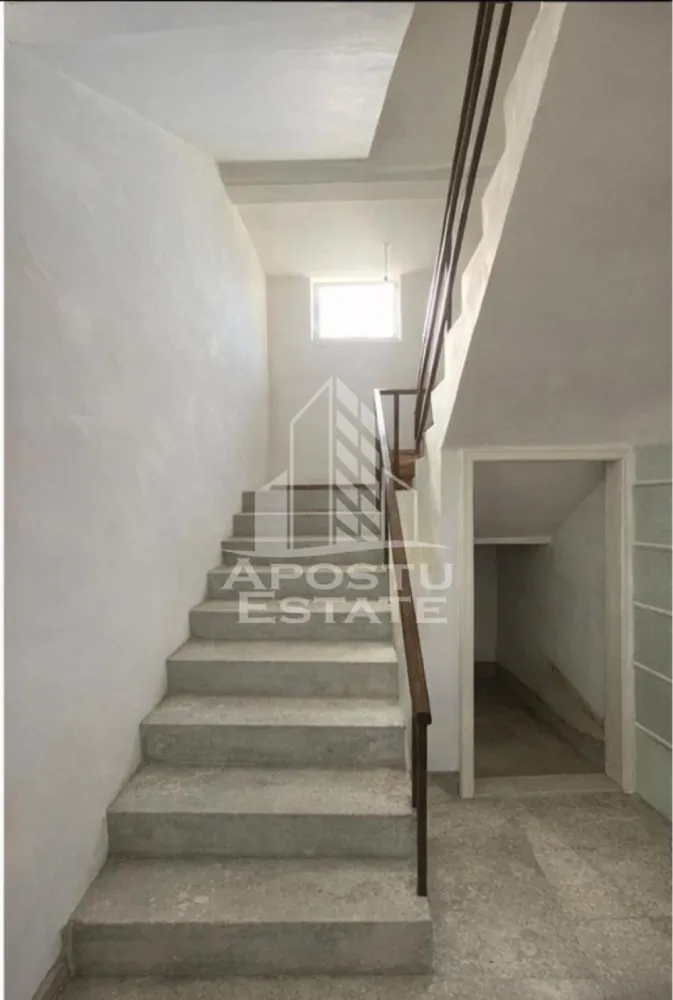 Casa individuala de vanzare în zona Elisabetin Timisoara - Apostu Estate va propune spre vanzare o casa individuala situata in zona Elisabetin din Timisoara, una dintre cele mai apreciate zone rezidentiale ale orasului, ideala pentru locuire sau investitie.

Imobilul dispune de o suprafata utila de aproximativ 220 mp si este amplasat pe un teren generos de 827 mp, oferind multiple posibilitati de amenajare si extindere. Casa este compartimentata in 6 camere, 1 bucatarie si 2 bai, fiind potrivita pentru o familie numeroasa sau pentru activitati mixte (rezidential + birouri).

Constructia este realizata din caramida, finalizata in anul 1990, si necesita renovare, ceea ce permite viitorului proprietar sa personalizeze complet spatiul conform propriilor nevoi.

Utilitati si dotari:
 • Apa, gaz, curent, canalizare
 • Internet, CATV, telefon
 • Strazi asfaltate si iluminat stradal
 • Acces facil la transport in comun

Avantaje zona:
 • Zona Elisabetin – linistita si bine cotata
 • Aproape de centru orasului
 • Acces rapid catre parcuri si alte spatii verzi
 • In proximitate: Școala primara "Sfântul Antim Ivireanul" și Liceul "Sfântul Antim Ivireanul" gradinite, licee
 • Supermarketuri, magazine si farmacii la distanta mica
 • Restaurante, cafenele si zone de recreere
 • Acces facil catre mijloace de transport

Proprietatea reprezinta o oportunitate excelenta atat pentru locuinta, cat si pentru investitie datorita pozitiei si potentialului.