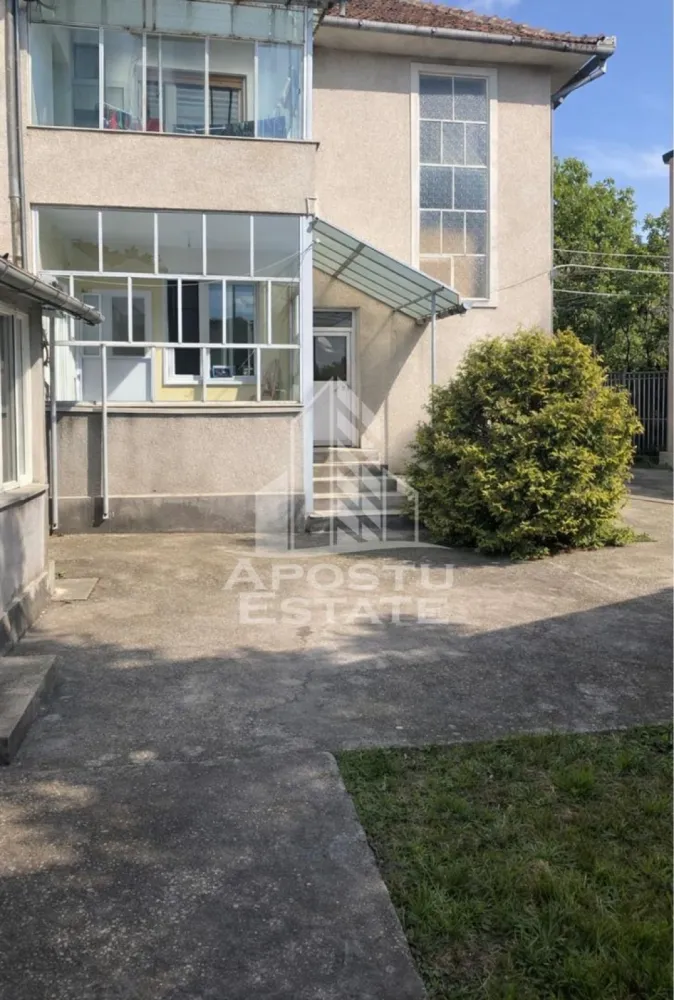 Casa individuala de vanzare în zona Elisabetin Timisoara - Apostu Estate va propune spre vanzare o casa individuala situata in zona Elisabetin din Timisoara, una dintre cele mai apreciate zone rezidentiale ale orasului, ideala pentru locuire sau investitie.

Imobilul dispune de o suprafata utila de aproximativ 220 mp si este amplasat pe un teren generos de 827 mp, oferind multiple posibilitati de amenajare si extindere. Casa este compartimentata in 6 camere, 1 bucatarie si 2 bai, fiind potrivita pentru o familie numeroasa sau pentru activitati mixte (rezidential + birouri).

Constructia este realizata din caramida, finalizata in anul 1990, si necesita renovare, ceea ce permite viitorului proprietar sa personalizeze complet spatiul conform propriilor nevoi.

Utilitati si dotari:
 • Apa, gaz, curent, canalizare
 • Internet, CATV, telefon
 • Strazi asfaltate si iluminat stradal
 • Acces facil la transport in comun

Avantaje zona:
 • Zona Elisabetin – linistita si bine cotata
 • Aproape de centru orasului
 • Acces rapid catre parcuri si alte spatii verzi
 • In proximitate: Școala primara "Sfântul Antim Ivireanul" și Liceul "Sfântul Antim Ivireanul" gradinite, licee
 • Supermarketuri, magazine si farmacii la distanta mica
 • Restaurante, cafenele si zone de recreere
 • Acces facil catre mijloace de transport

Proprietatea reprezinta o oportunitate excelenta atat pentru locuinta, cat si pentru investitie datorita pozitiei si potentialului.
