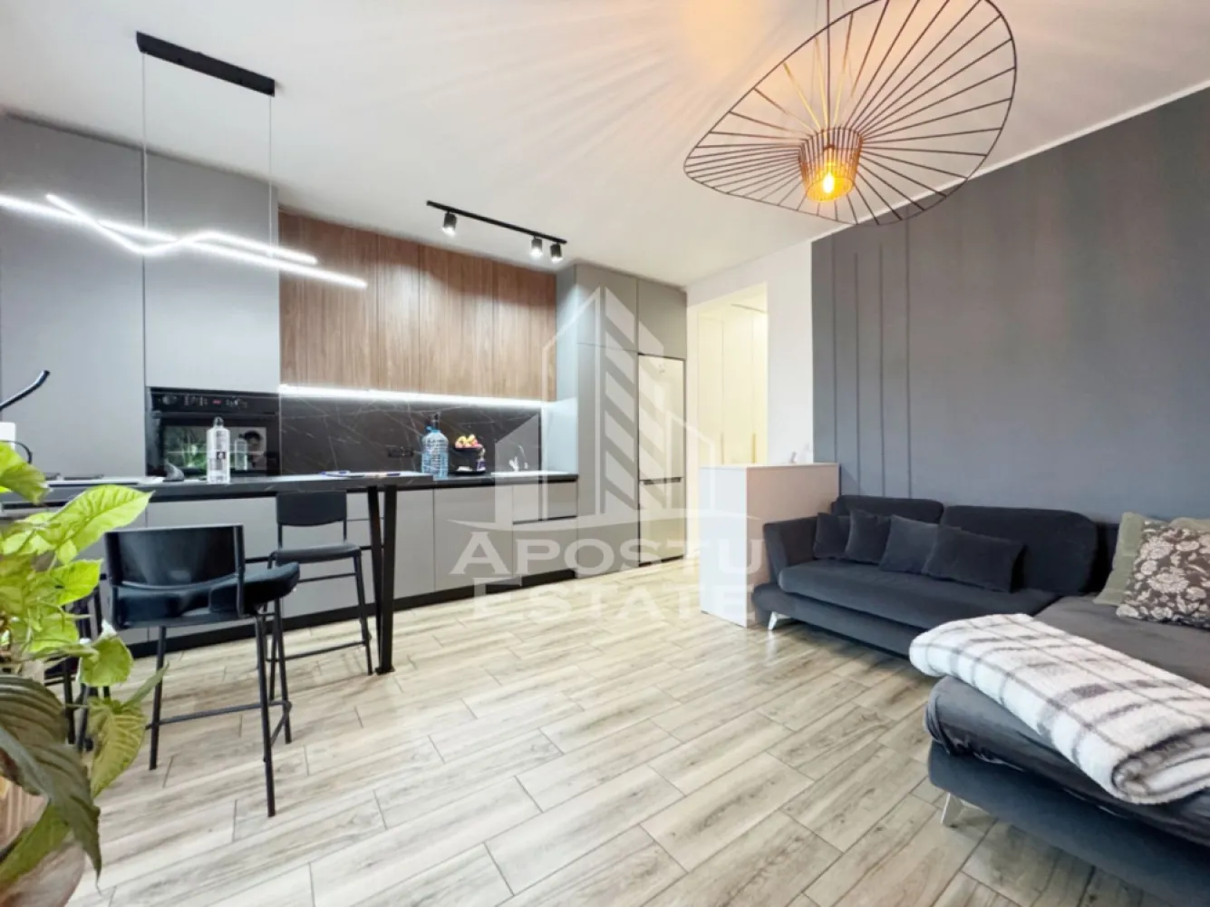 Apartament 2 camere de vanzare, 50mp utili, balcon - Giroc, zona Penny - Agentia imobiliara APOSTU ESTATE va propune spre vanzare un apartament cu 2 camere cu living open-space + bucatarie, pozitionat excelent in zona Planetelor foarte aproape de Penny, Giroc, judetul Timis .
Drumul de acces spre imobil este asfaltat. In apropiere se afla magazine si supermarket-uri precum Lidl, Profi, Mega Image, Penny, Scoala, Gradinita la o distanta de 5 minute, acces facil la mijloace de transport in comun.

Apartamentul se vinde complet mobilat si utilat, precum se observa in imagini.
Imobilul dispune de o suprafata de 50 mp utili si este situat la etajul 2.

Compartimentare:

- hol acces.
- dressing.
- dormitor.
- baie cu geam si cada.
- living + bucatarie cu iesire pe balcon.

Detalii tehnice:

- constructie realizata in anul 2021 din caramida Porotherm de 25 cm.
- exterior izolat cu polistiren de 10 cm .
- pereti despartitori complet din caramida (fara rigips) tencuiti mecanizat finisati cu glet si vopsea lavabila.
- geamuri tripan cu izolare fonica si termica superioara, foarte mari si luminoase .
- centrala proprie pe gaz, sistem eficient de incalzire prin pardoseala .
- usa acces securizata, usi interioare MDF .
- electrocasnice in stare perfecta de functionare. 
- 1 loc de parcare acoperit in CF .

Utilitati complete: curent, apa de la retea, canalizare, gaz, internet prin fibra optica, cablu TV.

Pret: 110.000 Euro
Pentru mai multe detalii nu ezitati sa ne contactati!

Acceptam orice fel de credit bancar. Oferim consultanta si solutii financiare prin colaboratorii nostri pentru a obtine cel mai avantajos credit Ipotecar sau Noua Casa.

Va asteptam cu drag la o vizionare chiar astazi!
CP 2982090